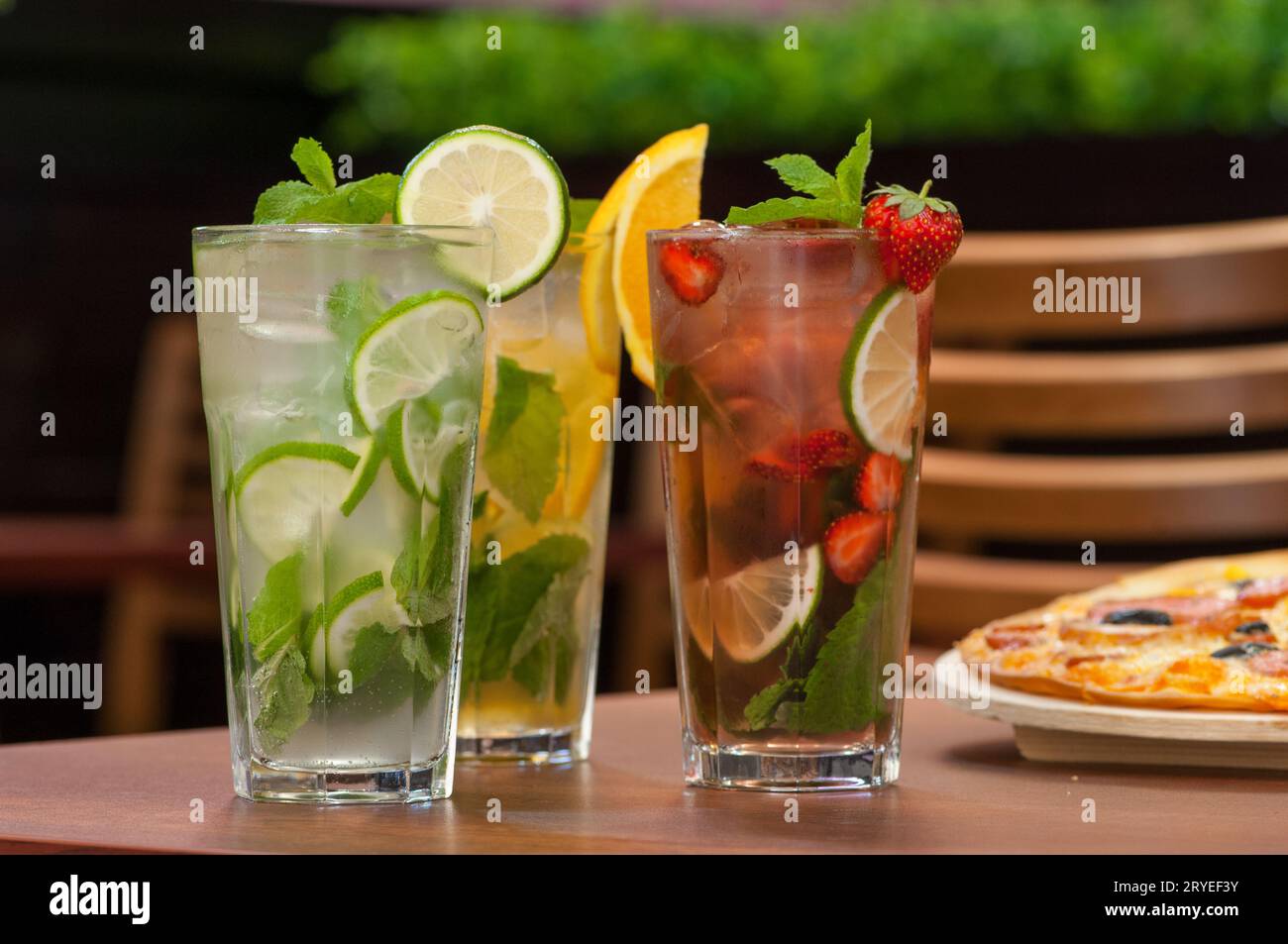 Bevanda fredda con agrumi sul tavolo Foto Stock