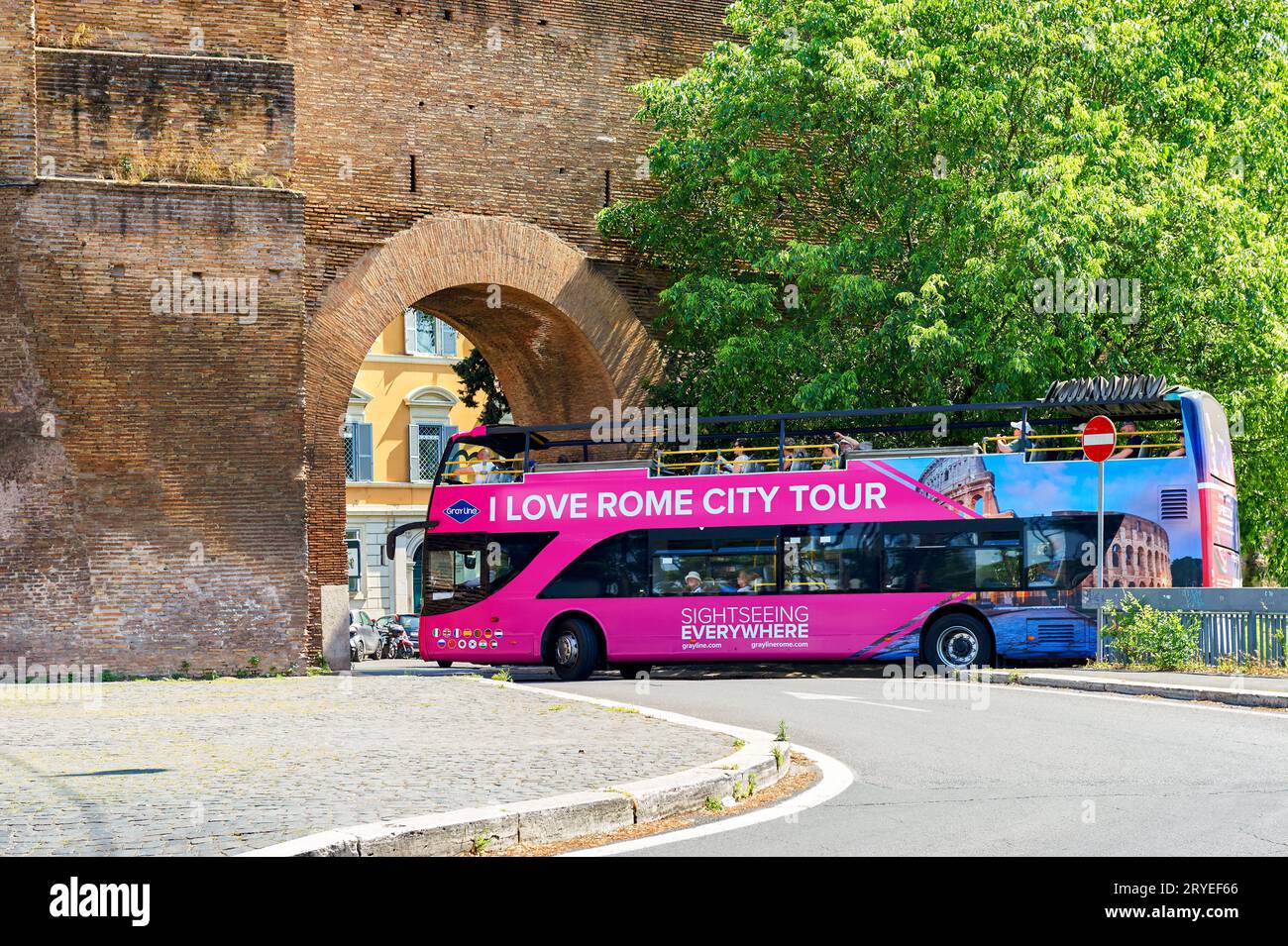 Autobus Hop-On Hop-Off per le strade di Roma Foto Stock