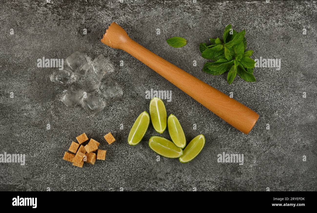 Ingredienti mojito, lime, menta, zucchero e ghiaccio Foto Stock