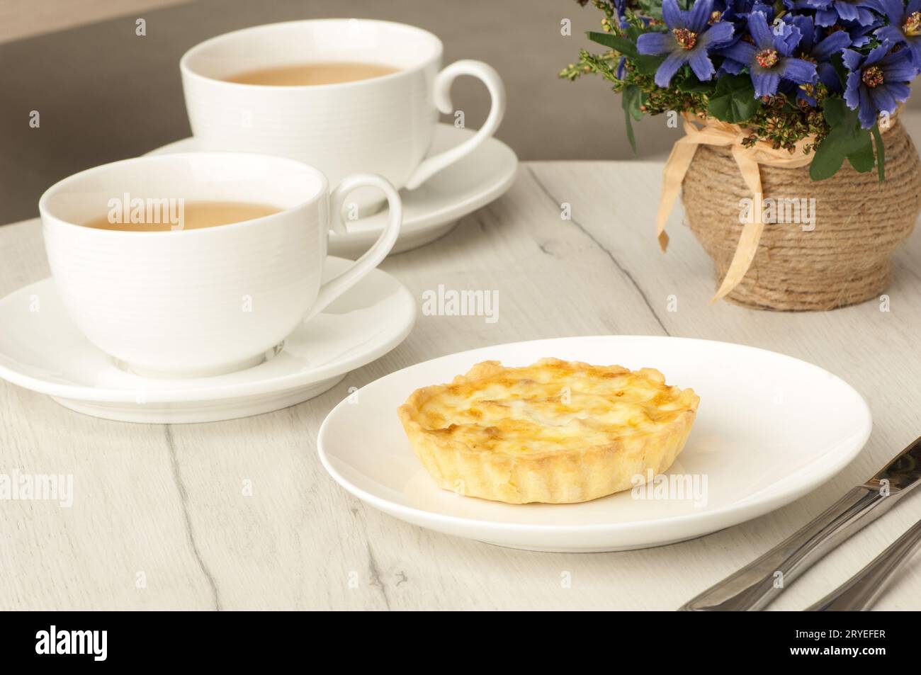 Torta e tazza di caffè sul tavolo Foto Stock