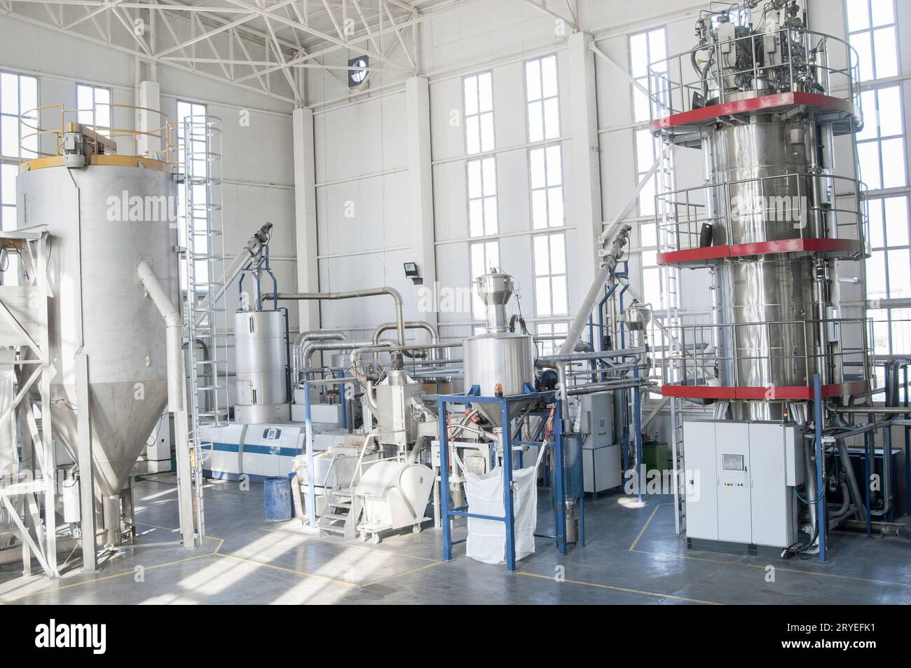 Fabbrica per la produzione di granuli di plastica per animali domestici. Impianto di granuli di PET Foto Stock