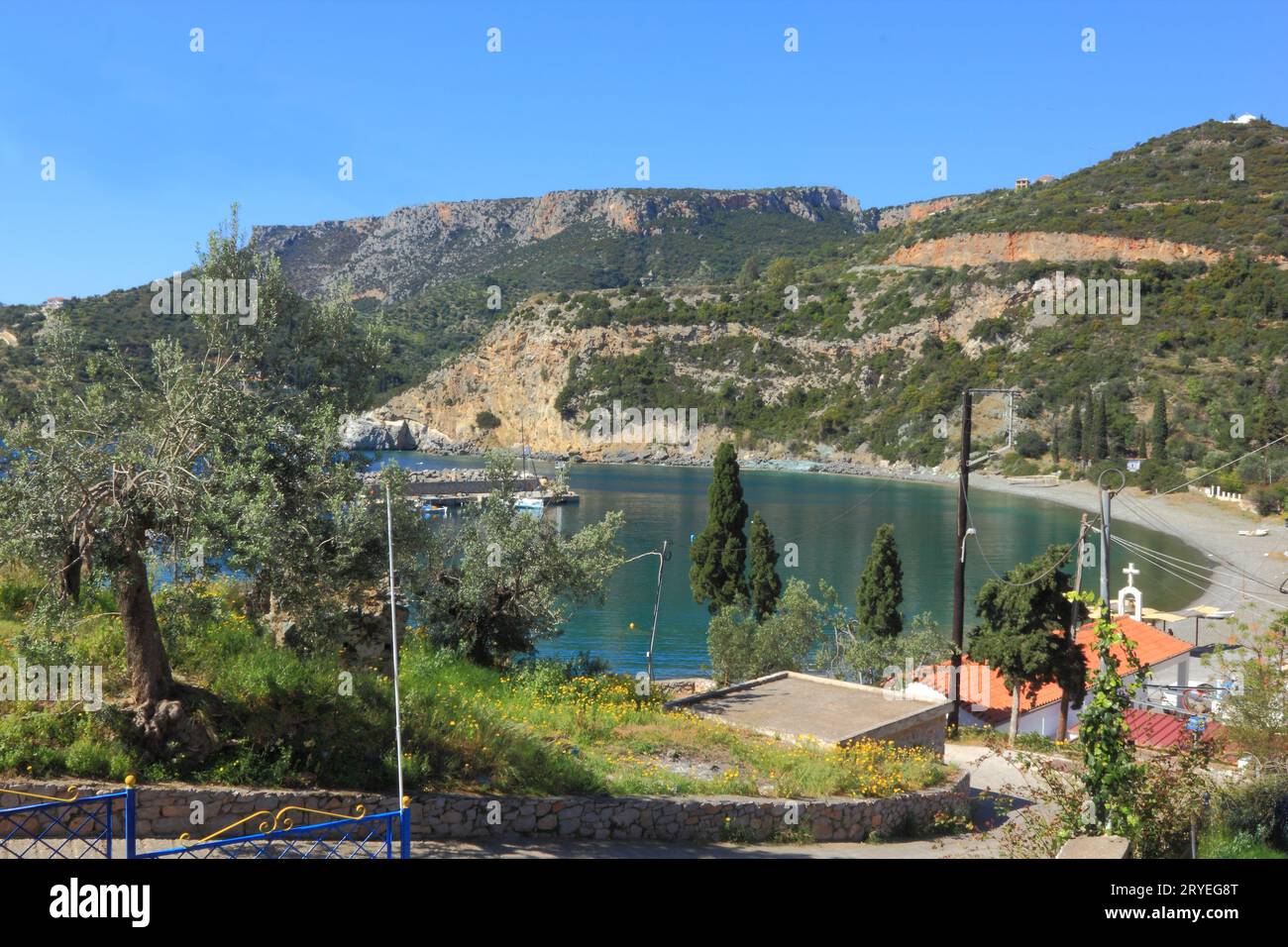 Porto della baia circondato dalle montagne di Sampatiki, Grecia Foto Stock