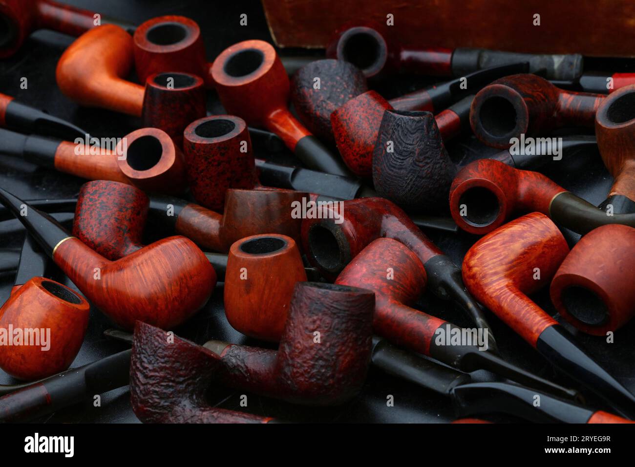 Molti tubi per il fumo di tabacco in stallo di mercato Foto Stock
