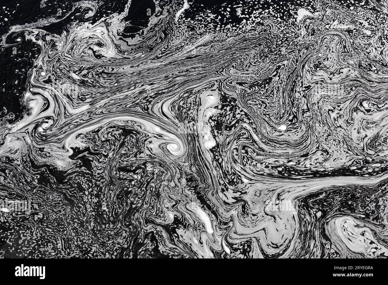 Superficie dell'acqua inquinata con detergente o sapone Foto Stock