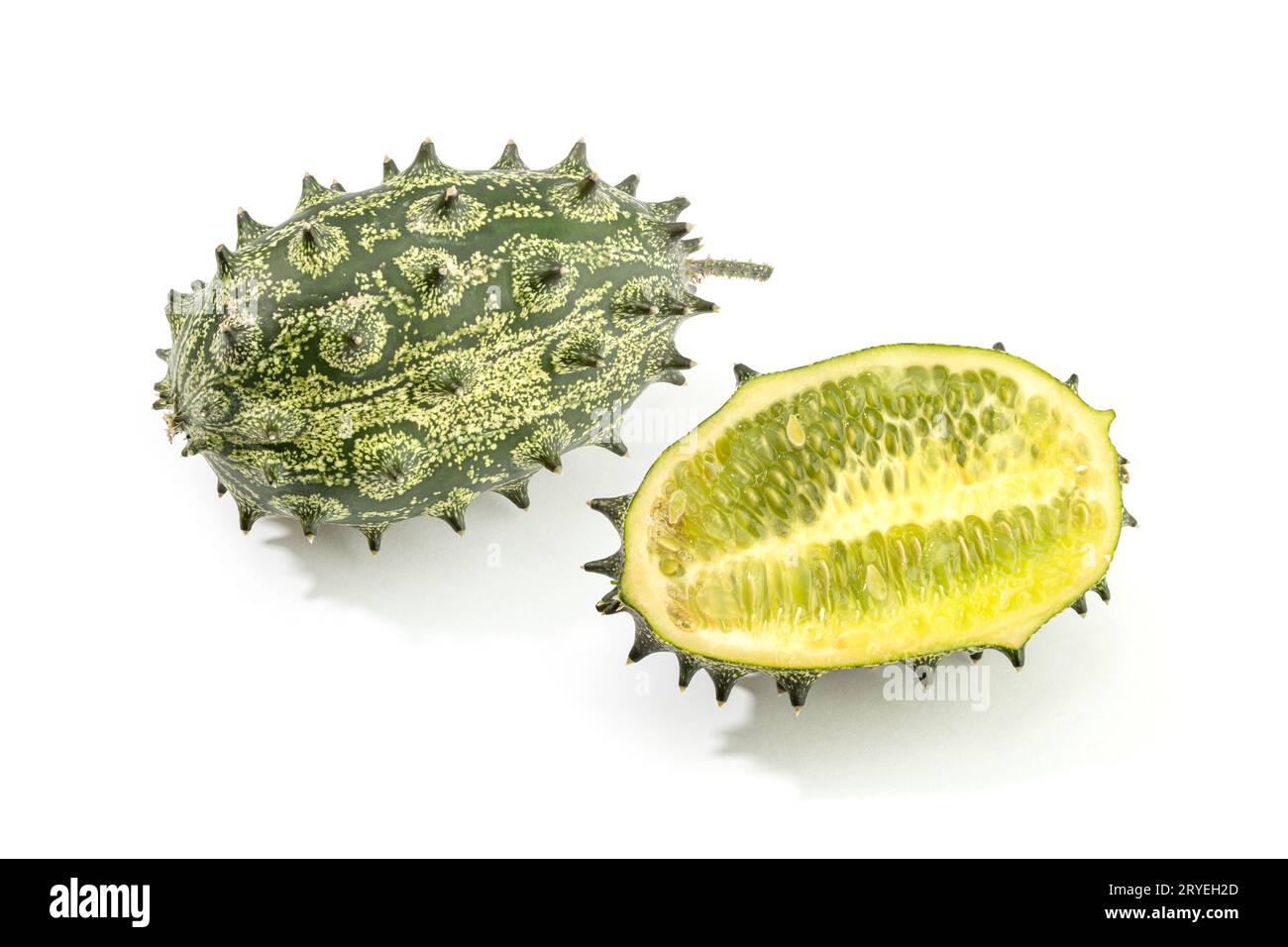 Frutto di kiwano, melone con aggiunta o melone gelatina isolato su sfondo bianco Foto Stock