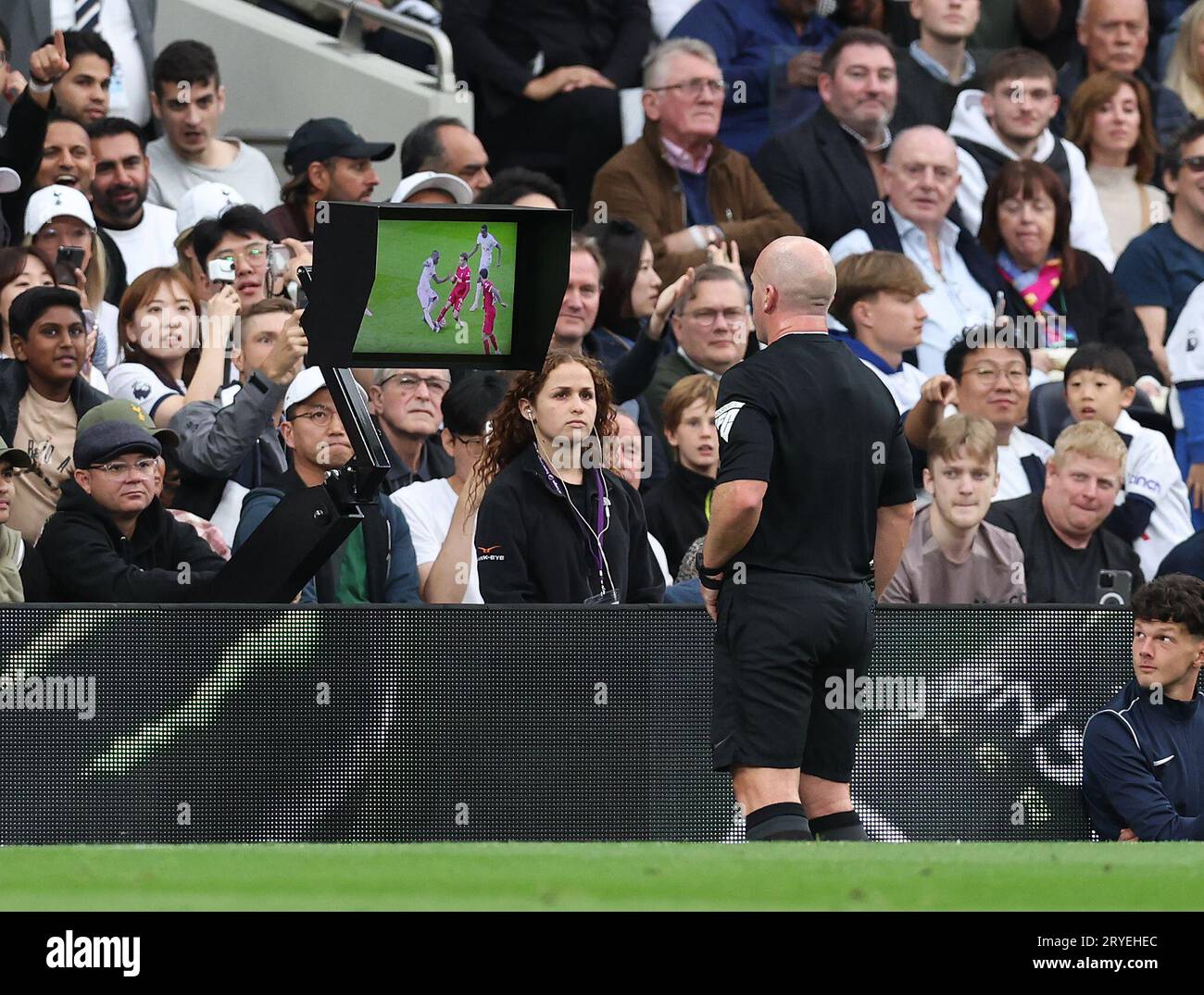 Londra, Regno Unito. 30 settembre 2023. L'arbitro Simon Hooper guarda la schermata del VAR durante la partita di Premier League al Tottenham Hotspur Stadium di Londra. Il credito fotografico dovrebbe leggere: David Klein/Sportimage credito: Sportimage Ltd/Alamy Live News Foto Stock