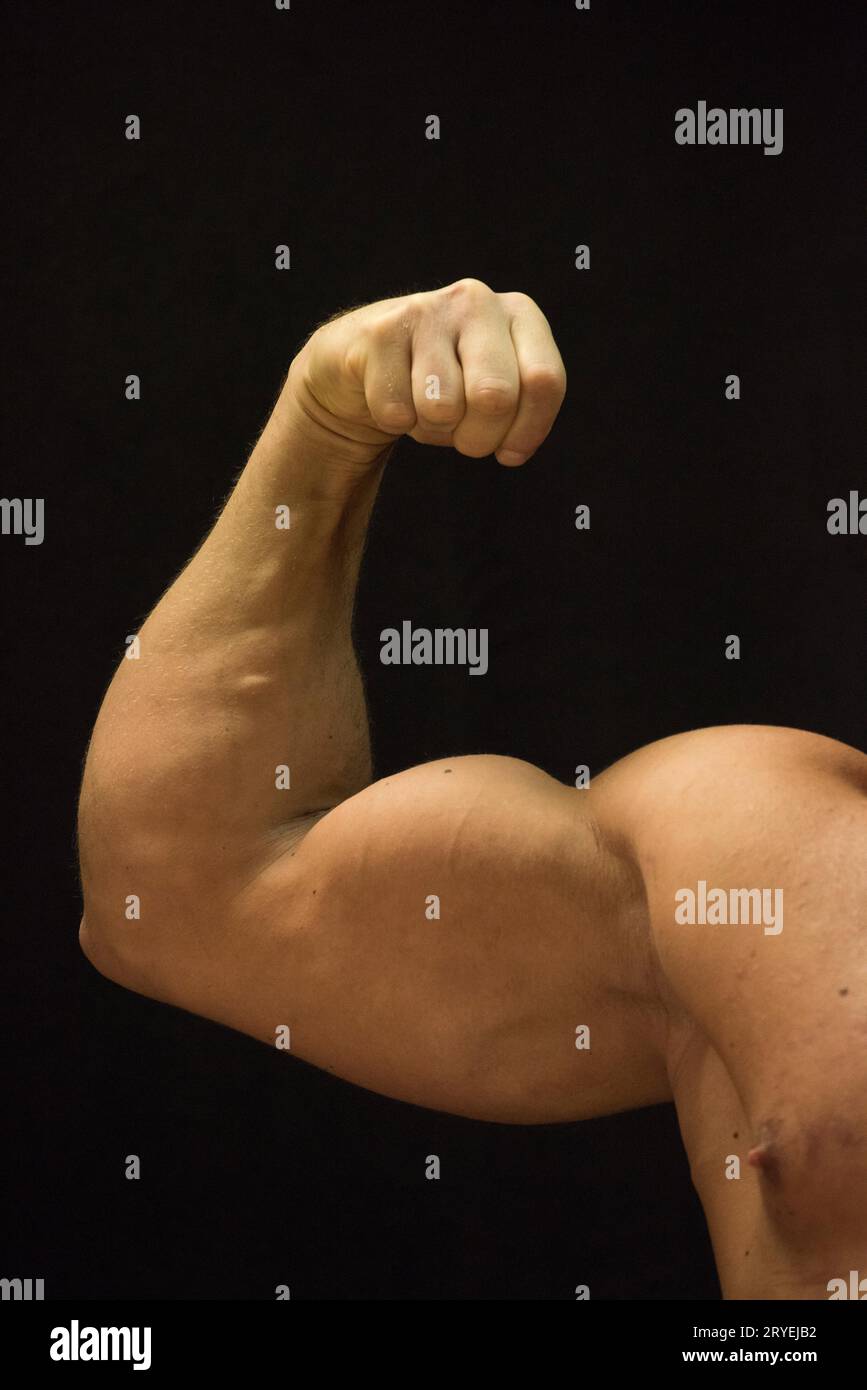 Un bodybuilder che mostra i suoi muscoli Foto Stock Un bodybuilder che mostra i suoi muscoli Foto Stock