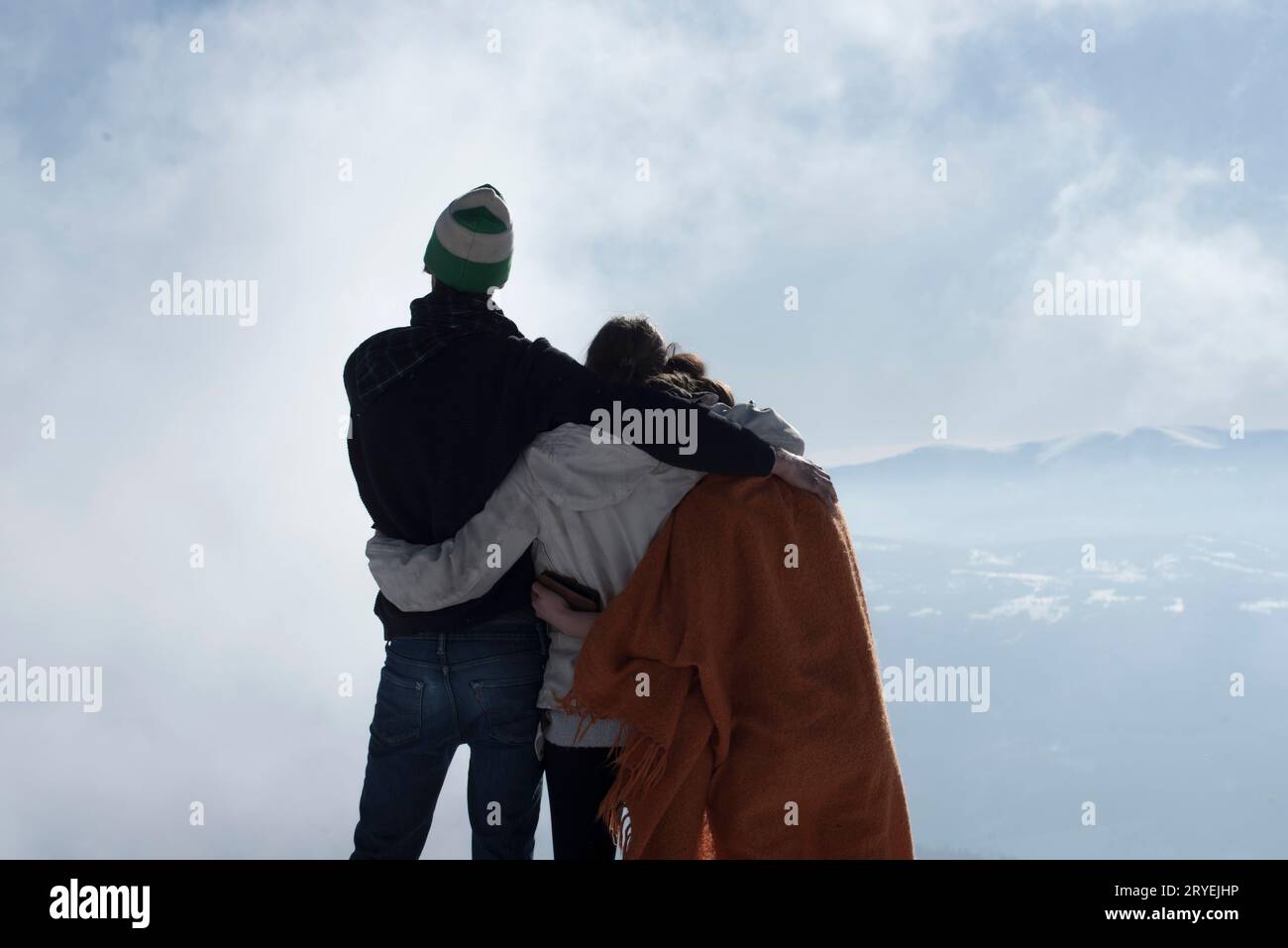 Tre amici che stanno insieme su una montagna Foto Stock