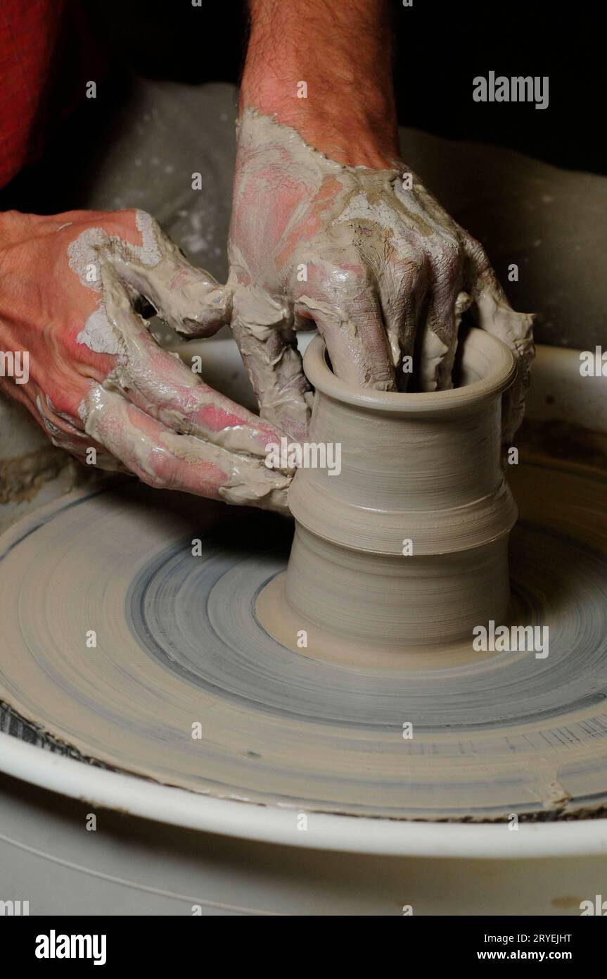 Fare ceramica con la mano sulla ruota della ceramica Foto Stock