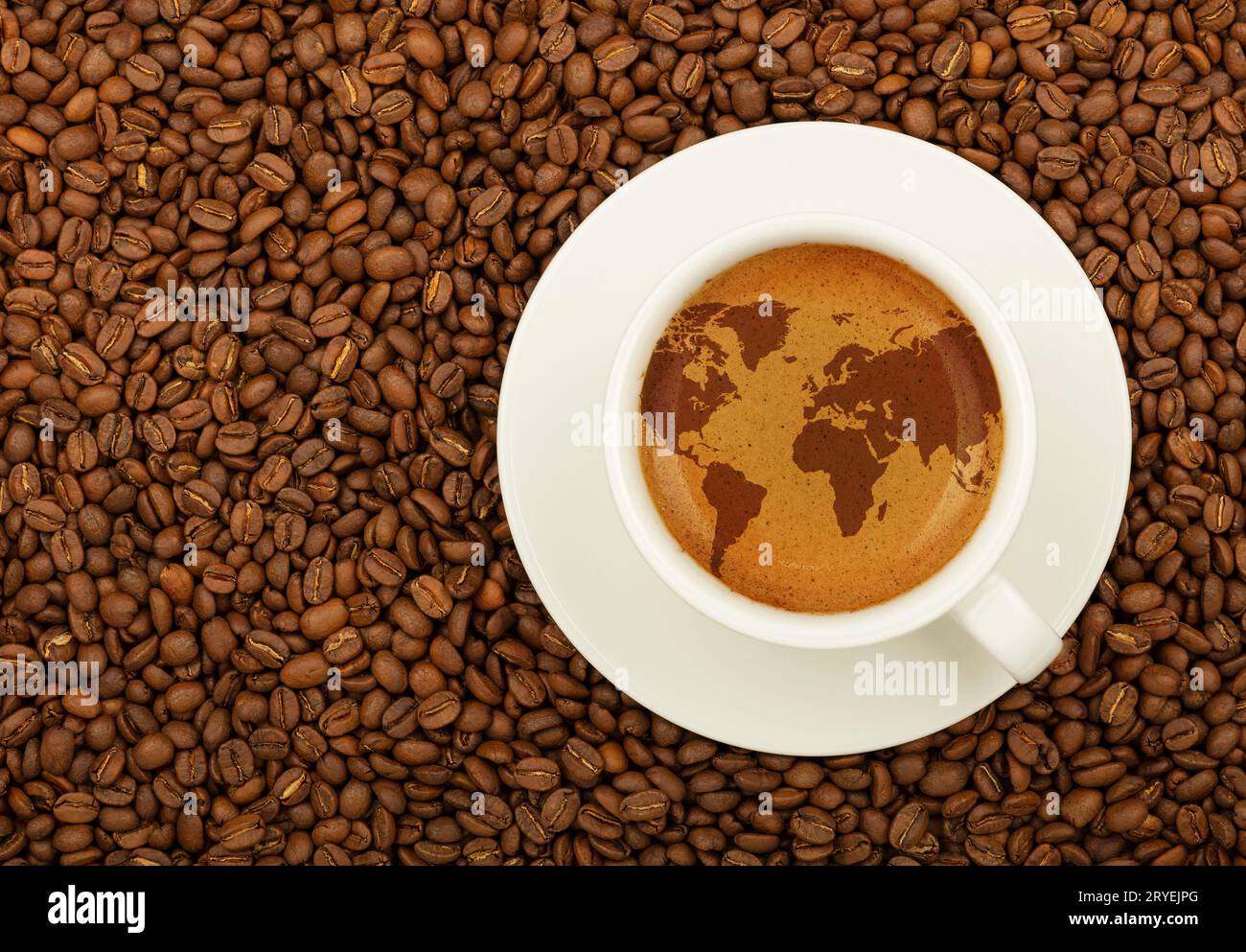 Tazza espresso con mappa del mondo sulla crema di schiuma di caffè Foto Stock