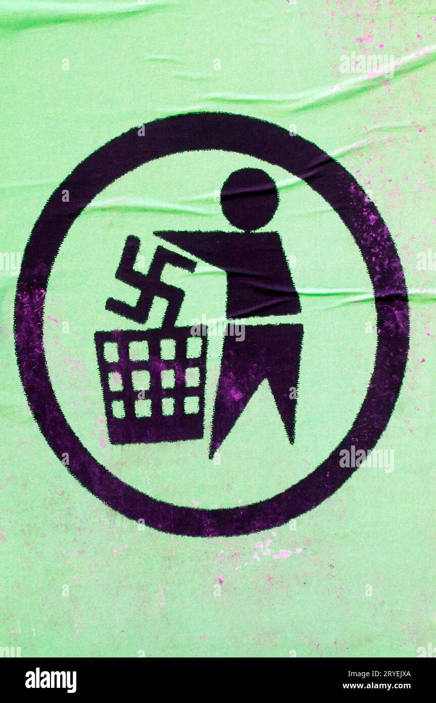 Svastica gettata nella spazzatura, simbolo contro il fascismo Foto Stock