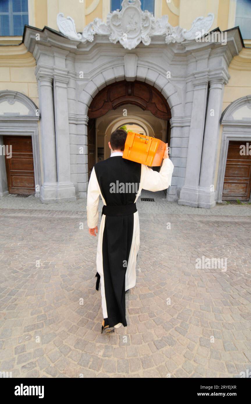 Padre con la cassetta postale sulla spalla Foto Stock