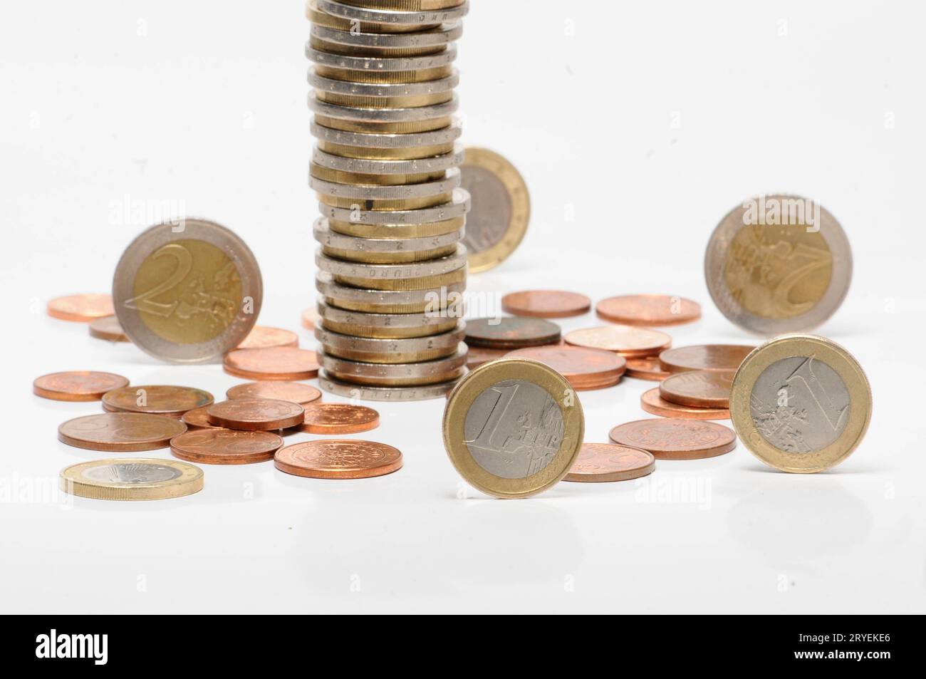 Pile di denaro, pile di monete, euro, contanti Foto Stock