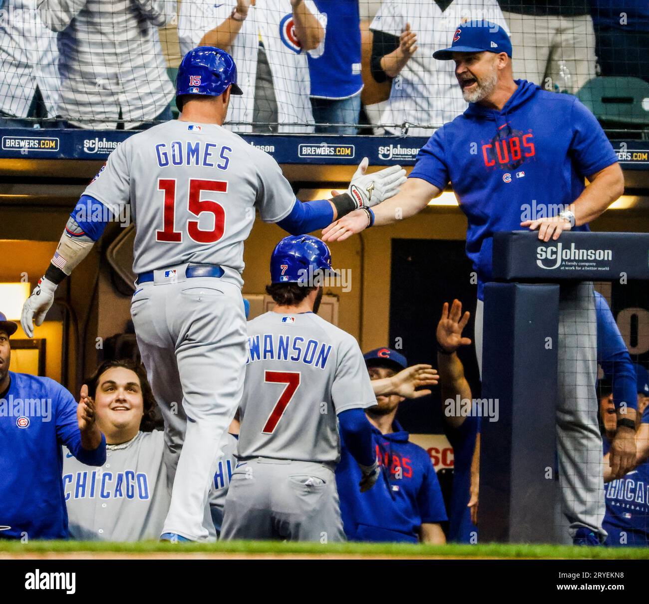 Milwaukee, Stati Uniti. 30 settembre 2023. Il manager dei Chicago Cubs David Ross (R) si congratula con il ricevitore dei Chicago Cubs Yan Gomes per il suo primo fuoricampo del grande slam contro i Milwaukee Brewers all'American Family Field di Milwaukee, Wisconsin, sabato 30 settembre 2023. Foto di Tannen Maury/UPI Credit: UPI/Alamy Live News Foto Stock