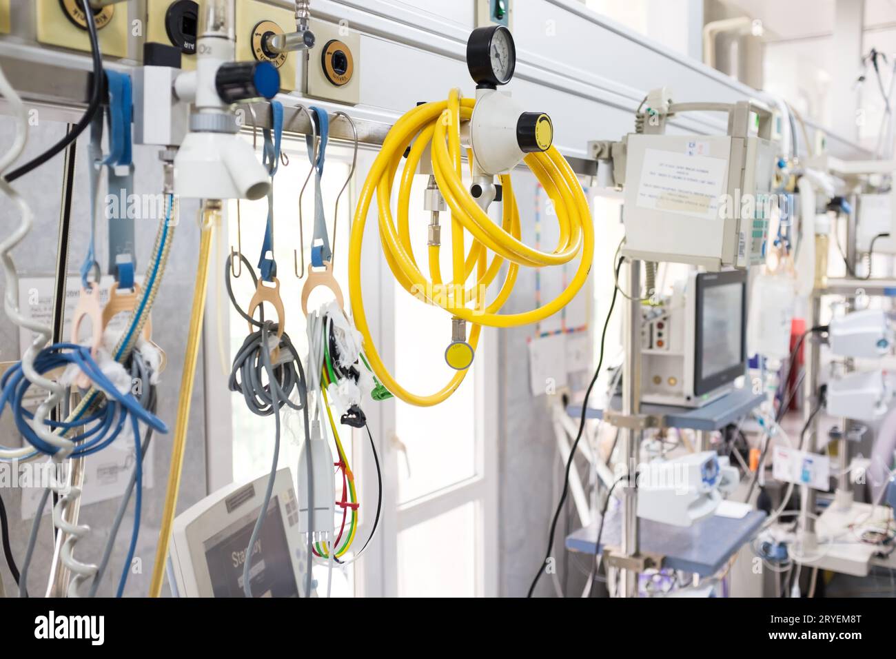 Reparto ospedaliero con respiratori Foto Stock