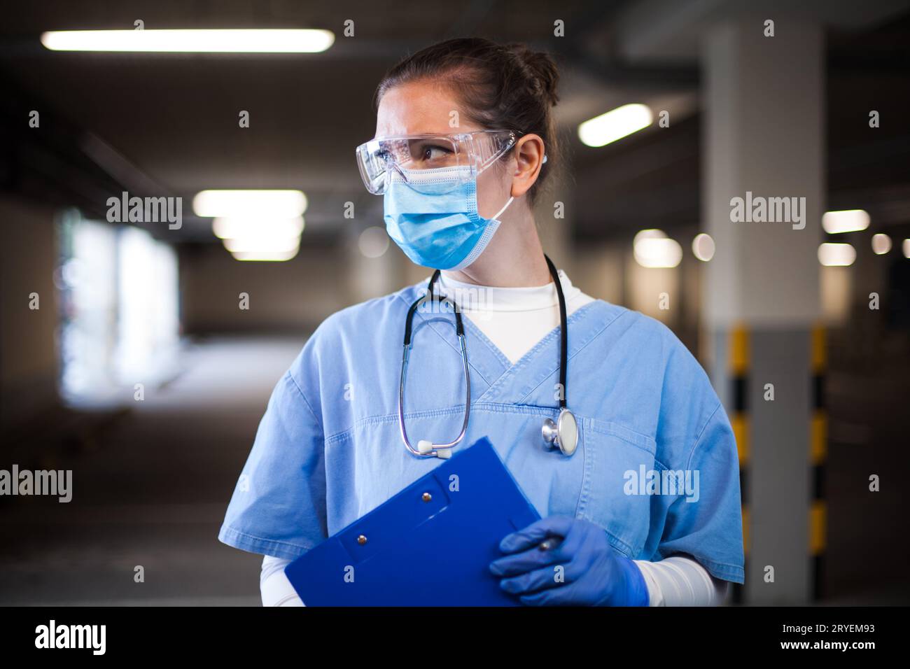 Portrat di un medico in un centro di test mobile Foto Stock