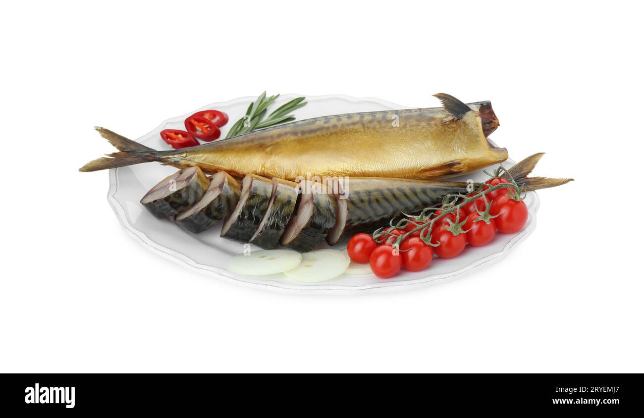 Piatto con deliziosi sgombri affumicati e prodotti su sfondo bianco Foto Stock