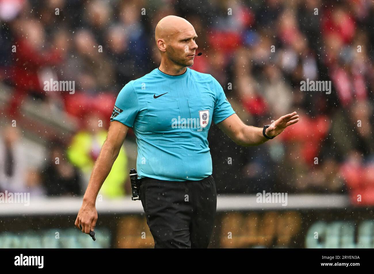 L'arbitro Charles Breakspear durante la partita della Sky Bet League 1 Barnsley vs Blackpool a Oakwell, Barnsley, Regno Unito, 30 settembre 2023 (foto di Craig Thomas/News Images) Foto Stock