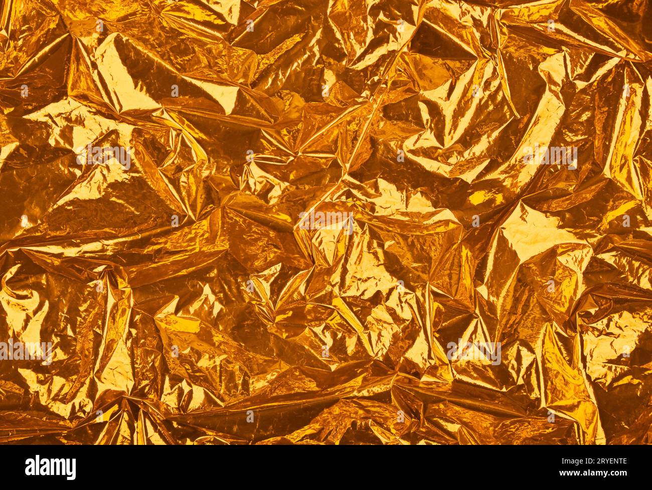 Sfondo astratto di plastica dorata crumpled Foto Stock
