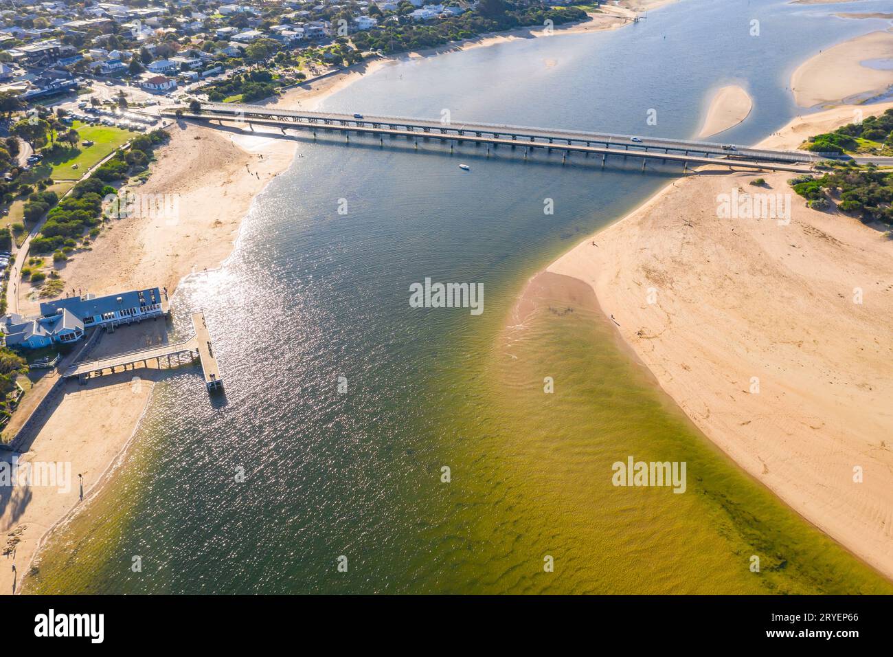 Vista aerea dei ponti gemelli su un ampio fiume costiero con spiagge su entrambi i lati a Barwon Heads, Victoria, Australia. Foto Stock