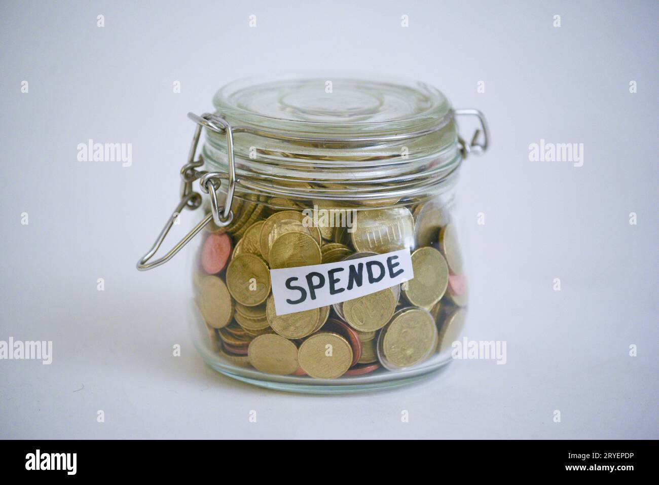 Vaso con monete che dicono 'spende' (donazione) Foto Stock