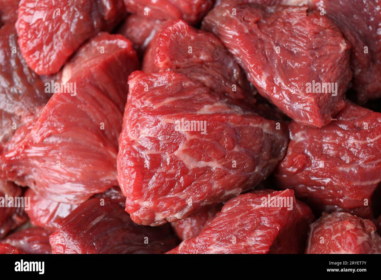 Pezzi di carne cruda di manzo come sfondo, primo piano Foto Stock