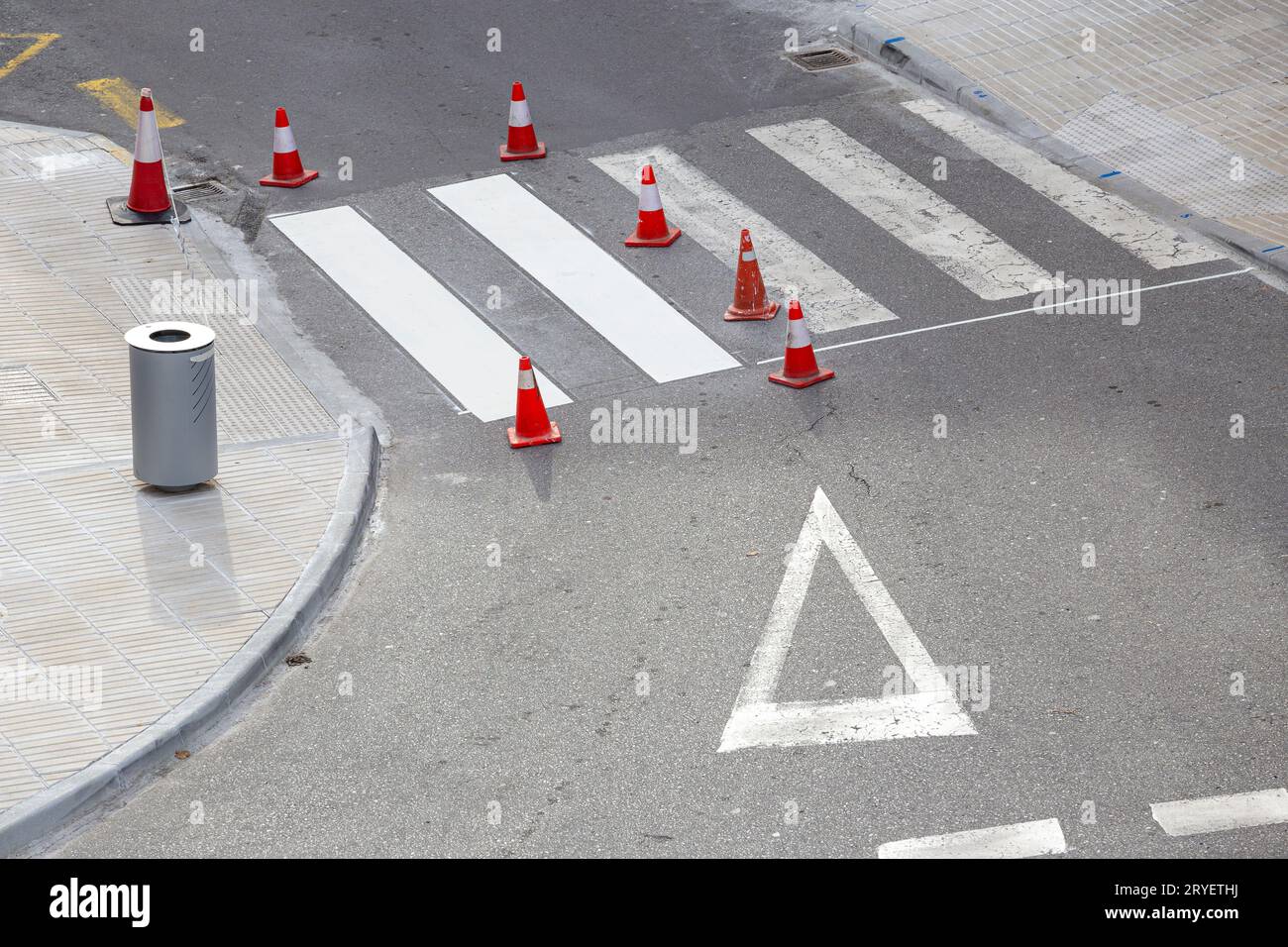 Concetto di manutenzione della verniciatura stradale. Dipingere linee stradali bianche su attraversamenti pedonali e coni stradali sulla città Foto Stock