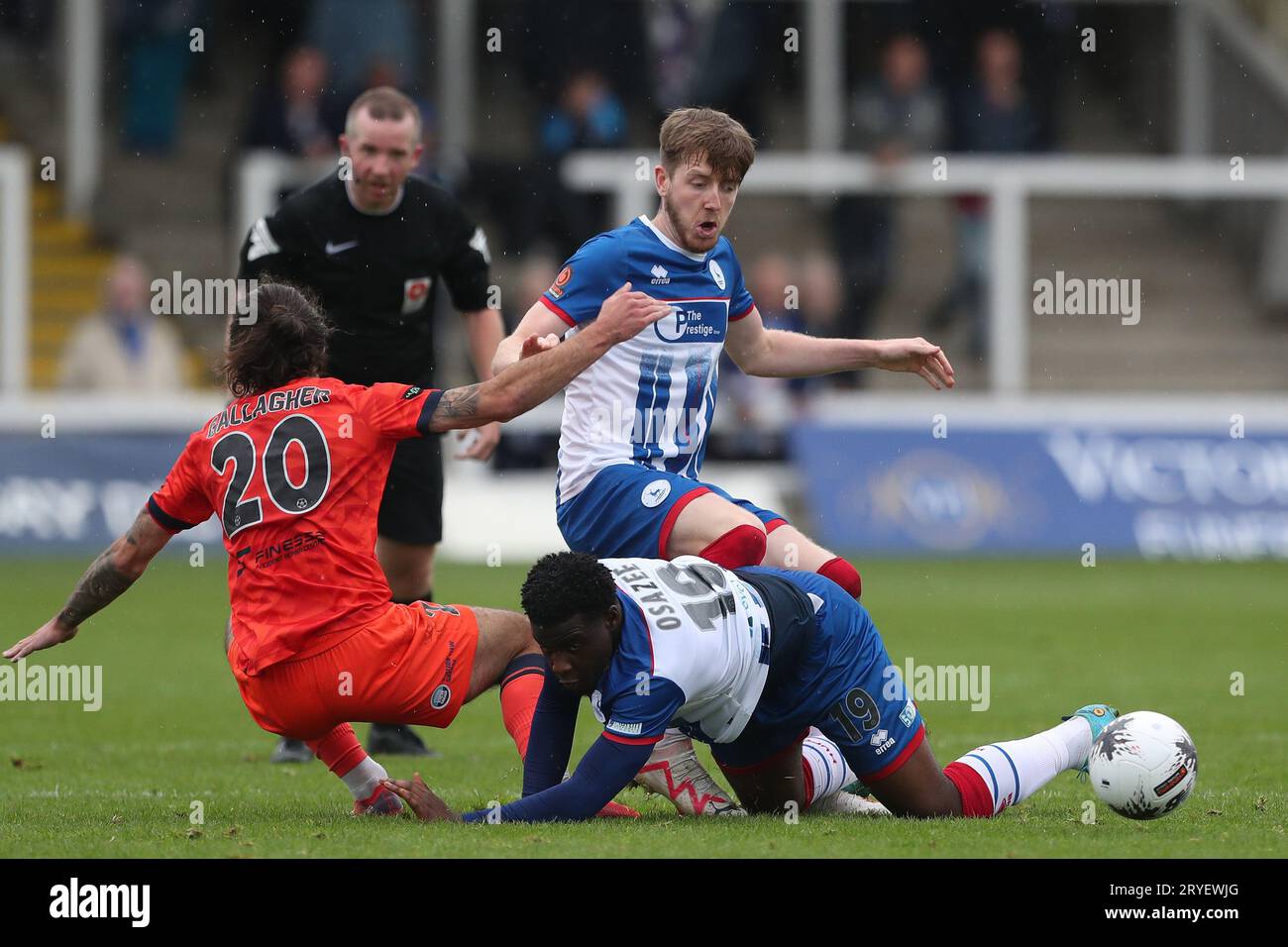 Osazee Aghatise dell'Hartlepool United e Tom Crawford in azione con Dan Gallagher dei Dorking Wanderers durante la partita della Vanarama National League tra Hartlepool United e Dorking Wanderers al Victoria Park di Hartlepool sabato 30 settembre 2023. (Foto: Mark Fletcher | mi News) crediti: MI News & Sport /Alamy Live News Foto Stock