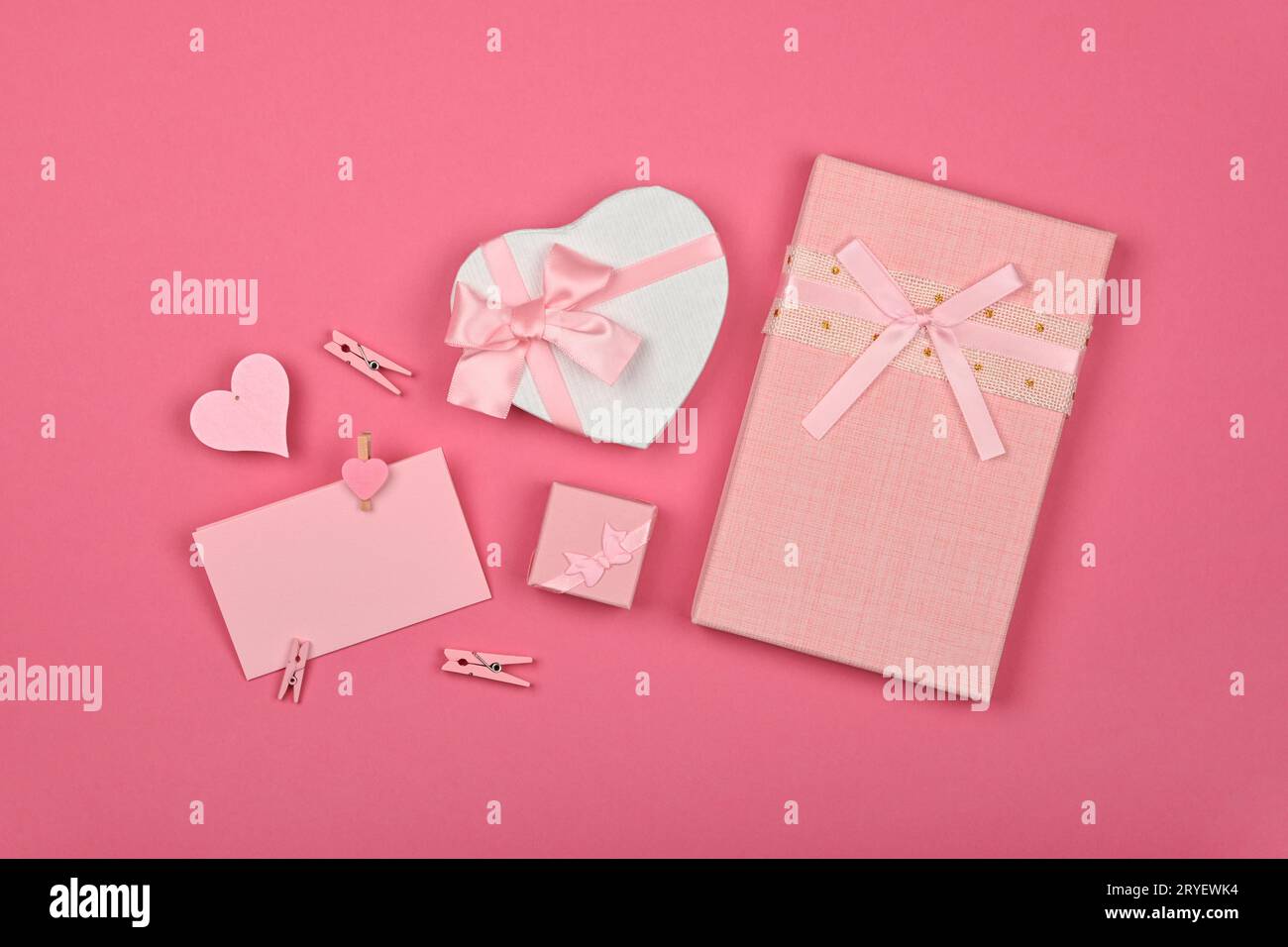 Confezioni regalo di San Valentino e nota sul rosa Foto Stock