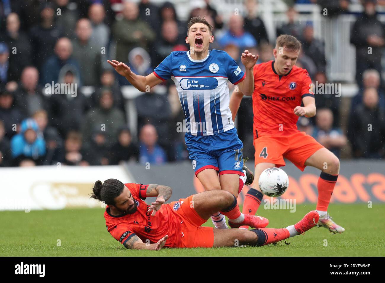 Joe Grey dell'Hartlepool United viene fregato da Dan Gallagher dei Dorking Wanderers durante la partita della Vanarama National League tra Hartlepool United e Dorking Wanderers al Victoria Park, Hartlepool, sabato 30 settembre 2023. (Foto: Mark Fletcher | mi News) crediti: MI News & Sport /Alamy Live News Foto Stock