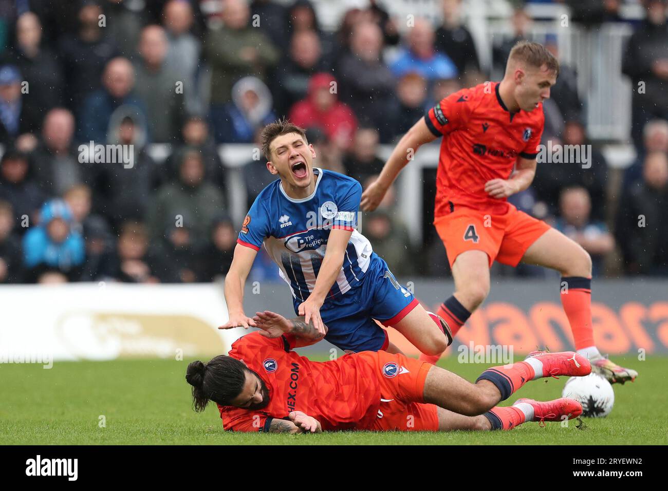 Joe Grey dell'Hartlepool United viene fregato da Dan Gallagher dei Dorking Wanderers durante la partita della Vanarama National League tra Hartlepool United e Dorking Wanderers al Victoria Park, Hartlepool, sabato 30 settembre 2023. (Foto: Mark Fletcher | mi News) crediti: MI News & Sport /Alamy Live News Foto Stock