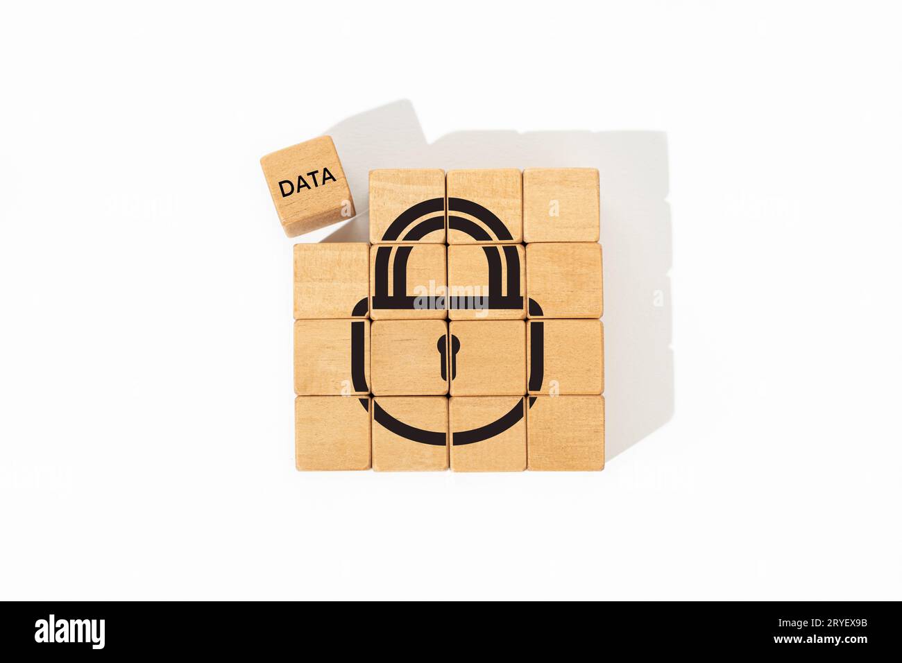 Concetto di sicurezza dei dati. Blocchi di legno con icona a forma di lucchetto e parola dati isolati su sfondo bianco Foto Stock