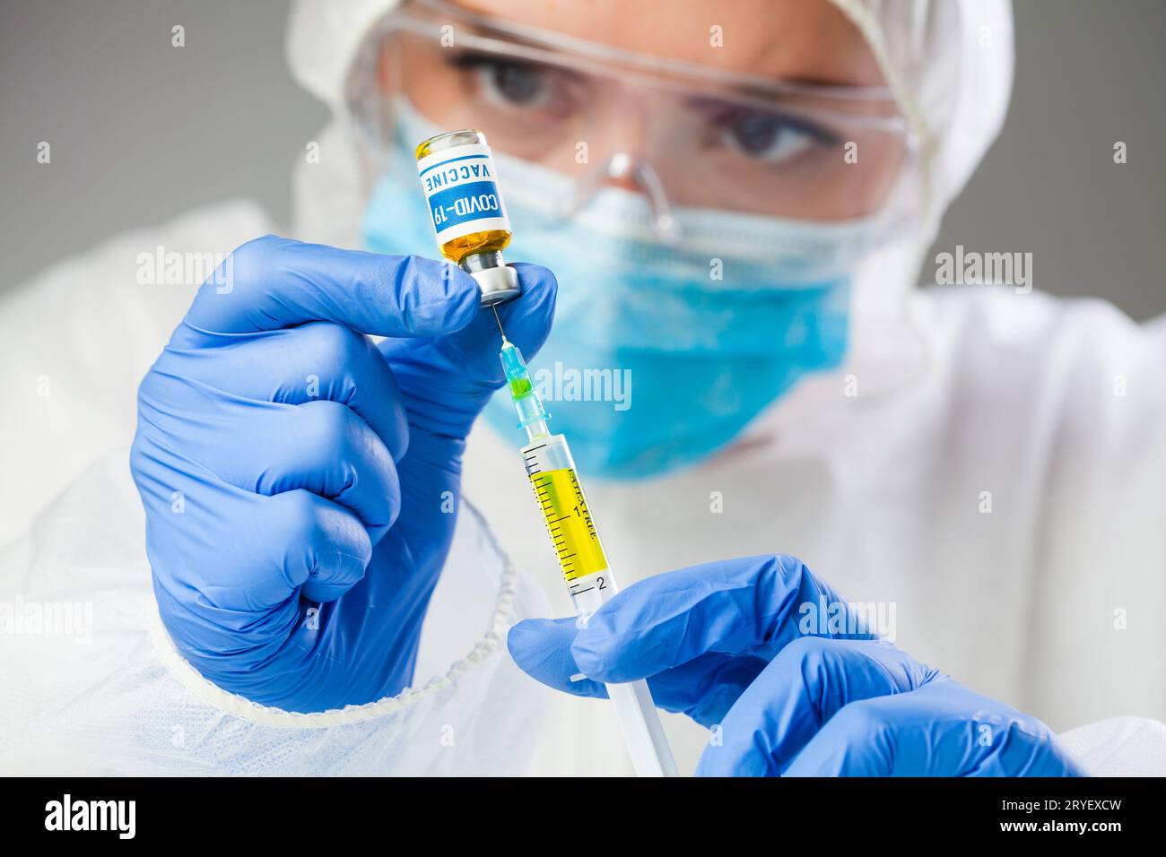 Medico scienziato che detiene campione di vaccino Coronavirus COVID-19 Foto Stock