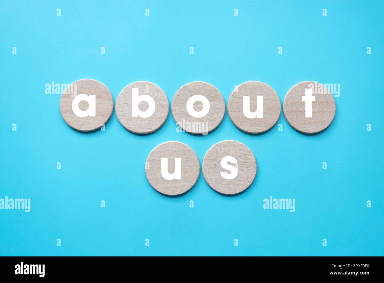 Informazioni su di noi Dettagli contatti informazioni informazioni informazioni concetto di comunicazione. cerchio di legno scritto con contatto su sfondo blu. Foto Stock
