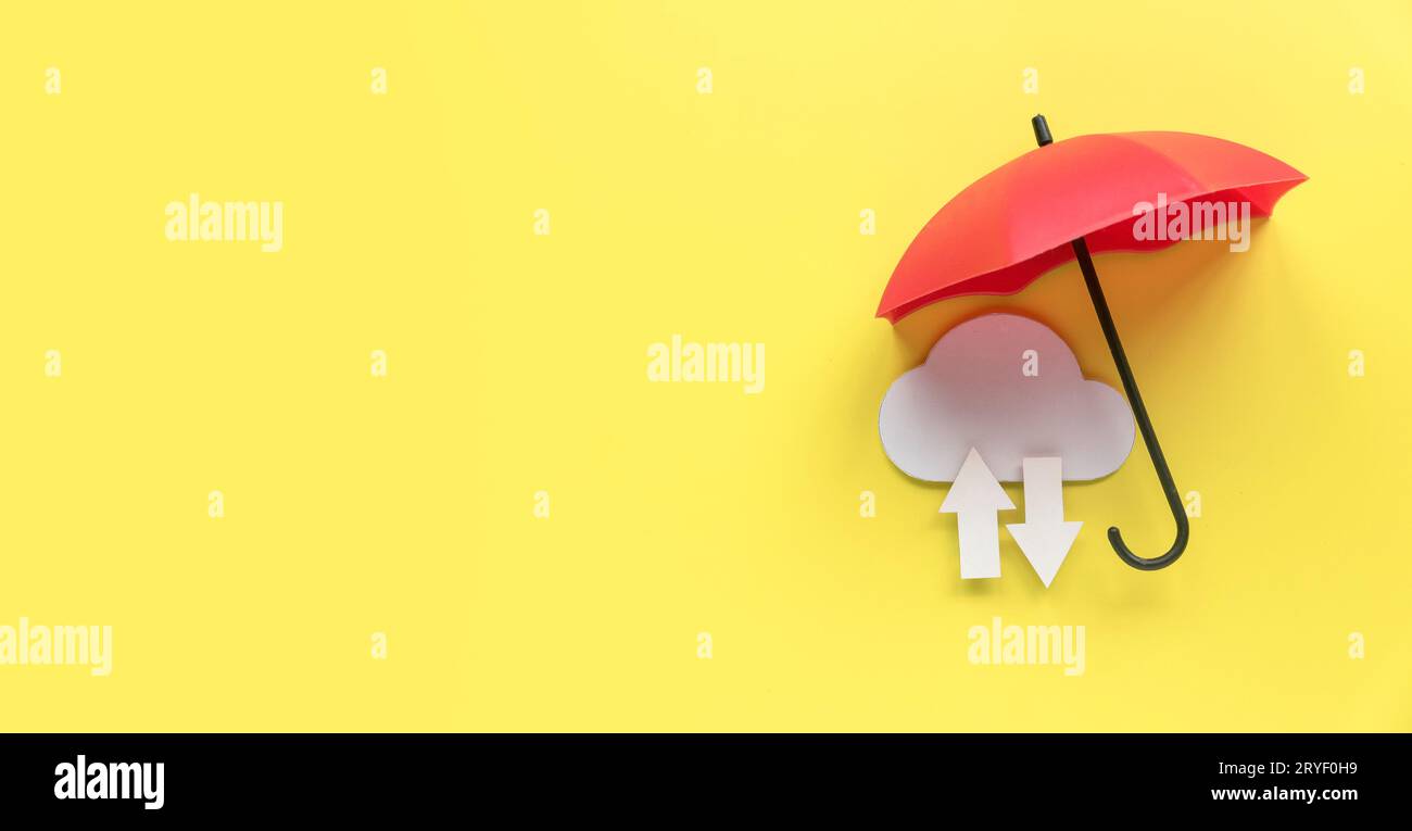 Cloud computing storage dati concept.Network tecnologie di computing. Server digitale. Sicurezza informatica. Protezione dei dati.icona del cloud con freccia su giallo Foto Stock