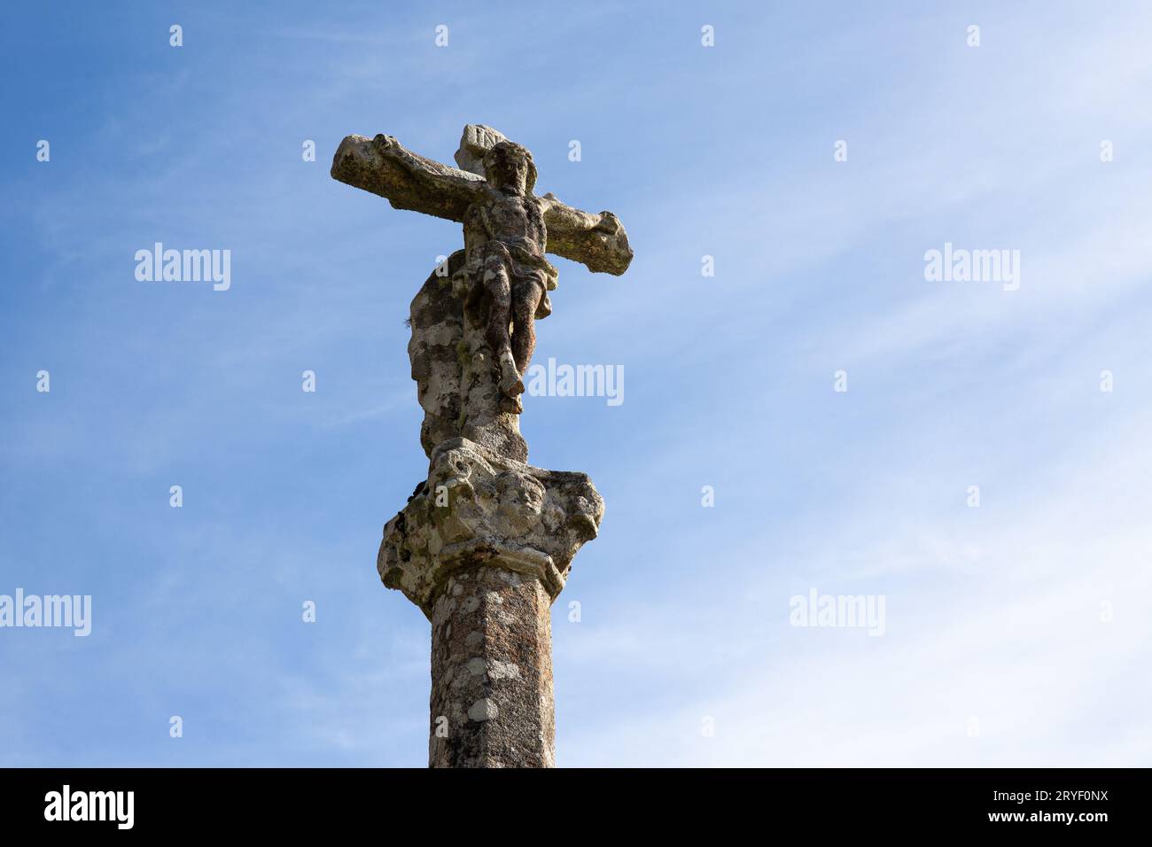 Antica croce di pietra scolpita chiamata Cruceiro. Galizia, Spagna. Angolo basso. Spazio di copia Foto Stock