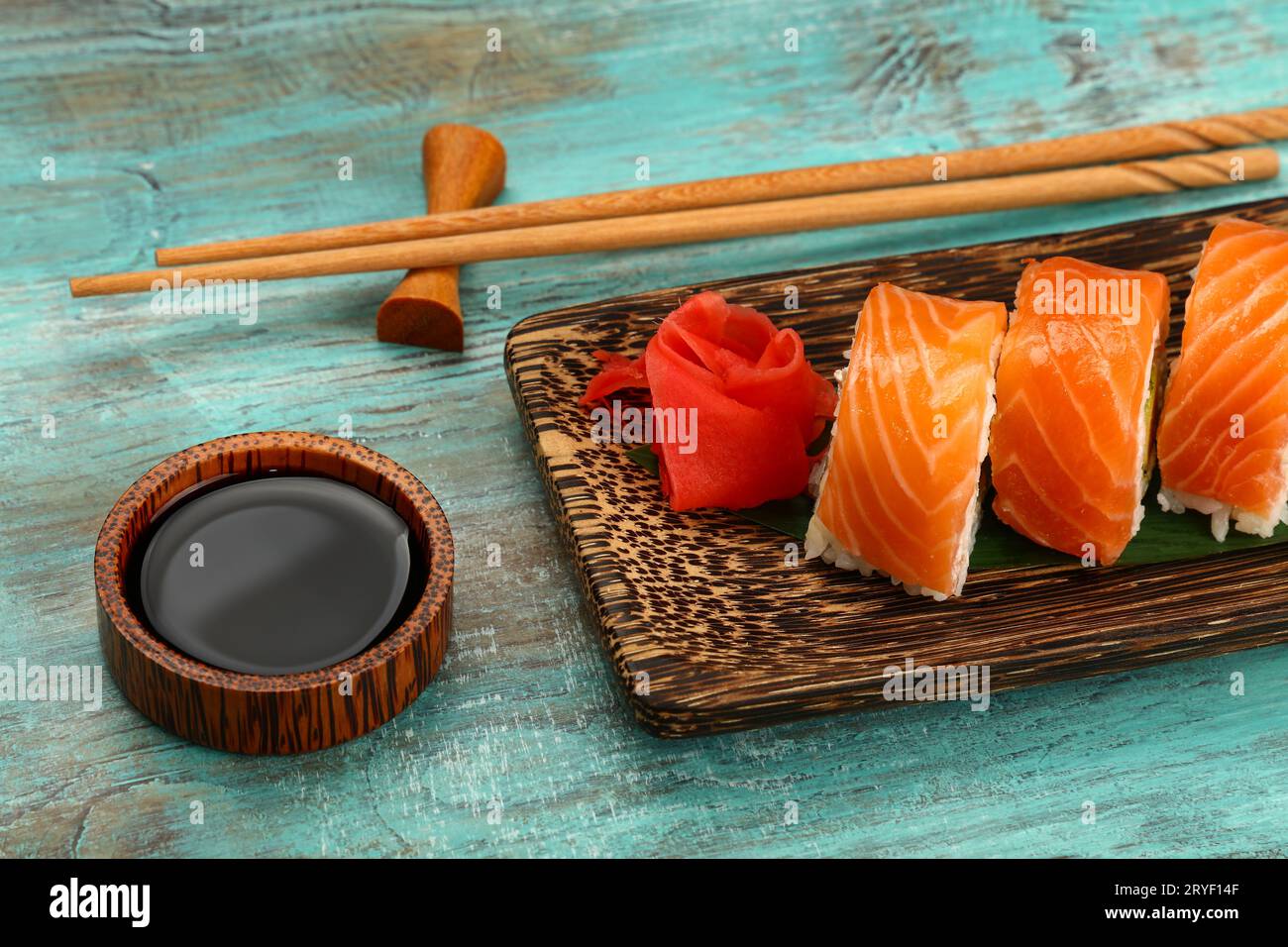 Un set di sushi al salmone sul tavolo Foto Stock