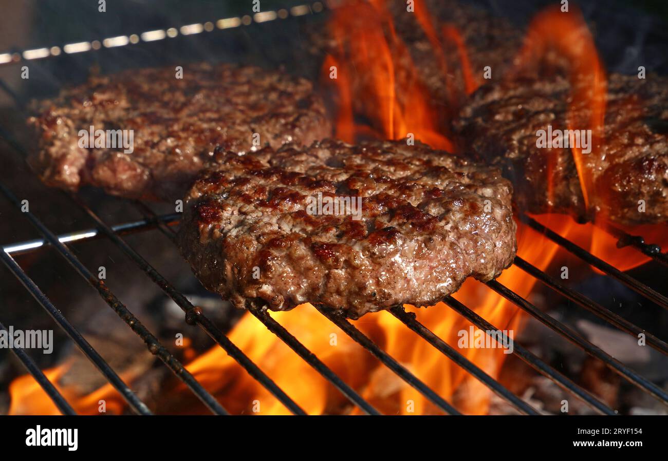 Hamburger di manzo per hamburger su griglia barbecue Foto Stock