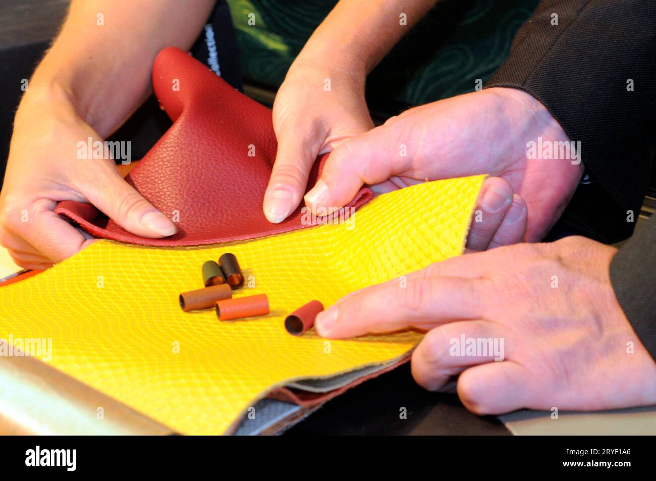 Cuoio, un materiale naturale nella lavorazione tessile Foto Stock