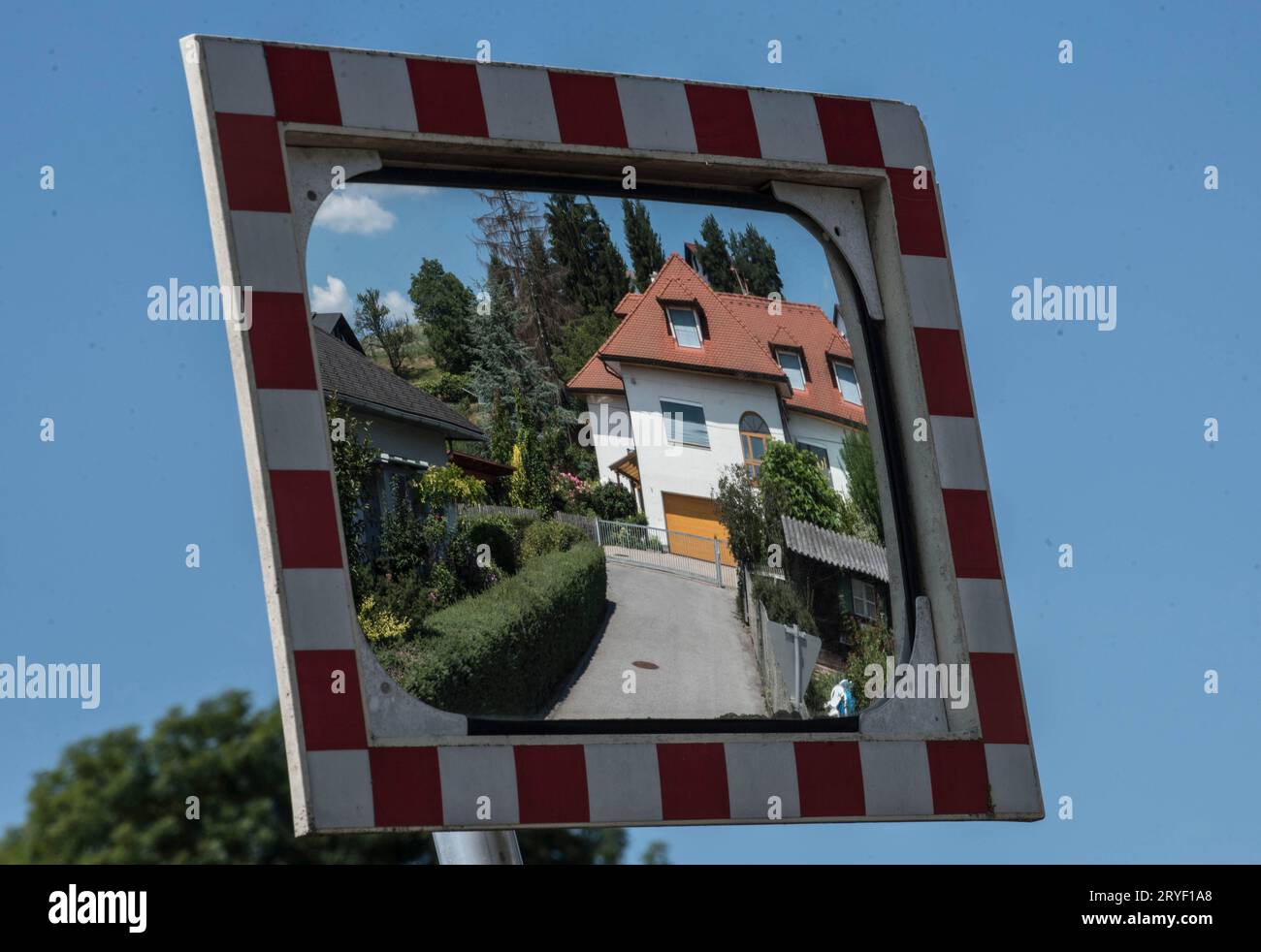 Casa unifamiliare indipendente con specchio Foto Stock