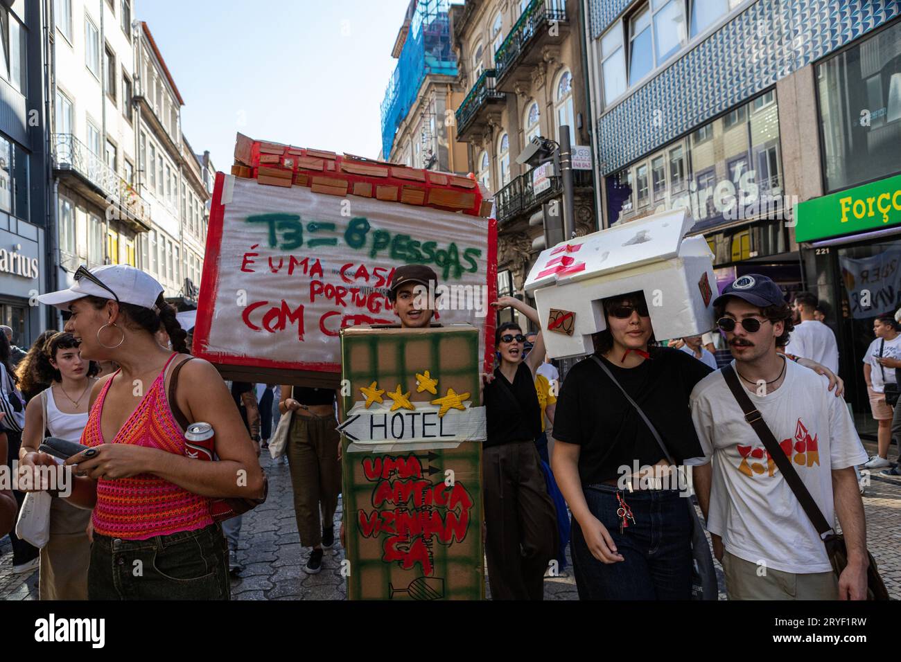 Porto, Portogallo. 30 settembre 2023. I manifestanti prendono parte alla manifestazione. La protesta "case da vivere" si è svolta a Porto, iniziata in piazza Batalha e conclusa ad Aliados, di fronte al Municipio. Credito: SOPA Images Limited/Alamy Live News Foto Stock