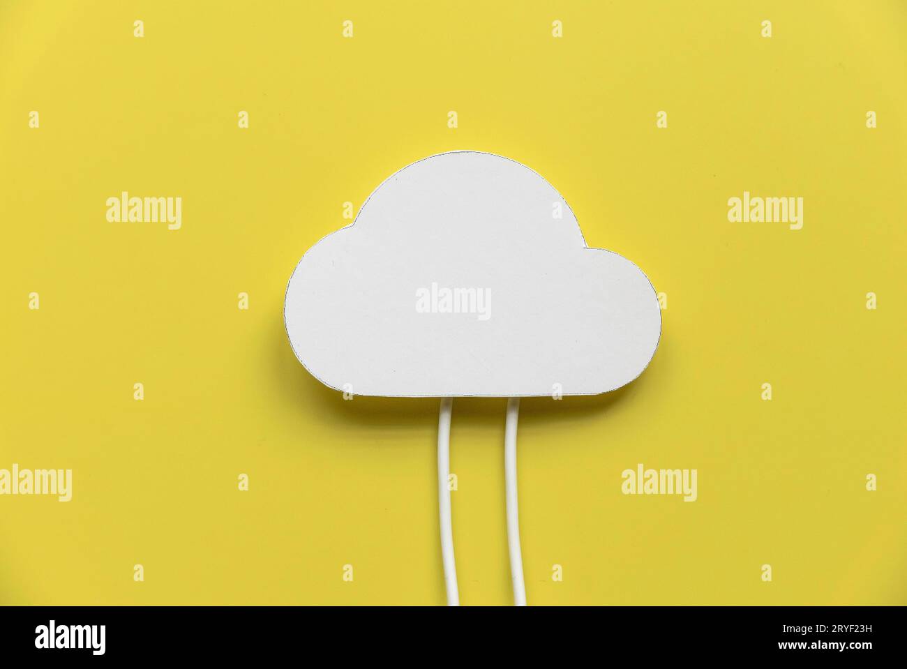 Cloud computing storage dati concept.Network tecnologie di computing. Server digitale. Icona di nuvola con cavi bianchi su sfondo giallo. Foto Stock