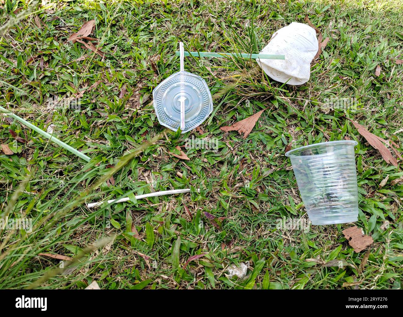 Spazzatura a terra. Tazza di plastica spazzatura. Problema ecologico mondiale. Foto Stock