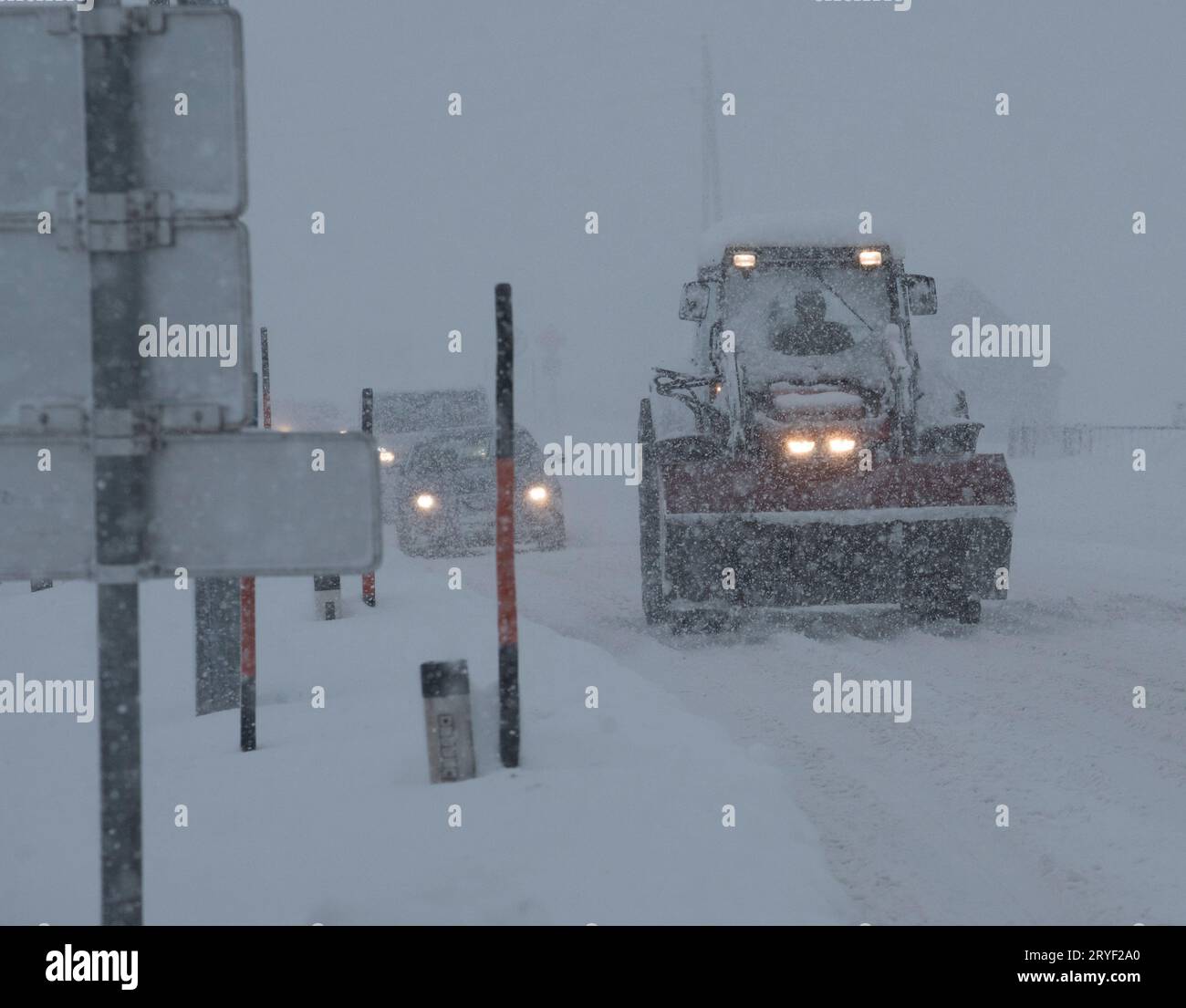 Sgombero neve del veicolo durante gli interventi di manutenzione invernali Foto Stock