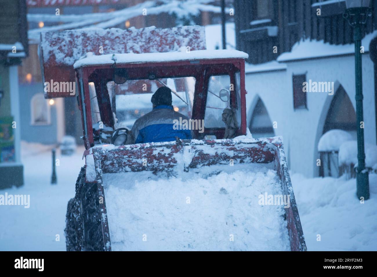 Sgombero neve del veicolo durante gli interventi di manutenzione invernali Foto Stock
