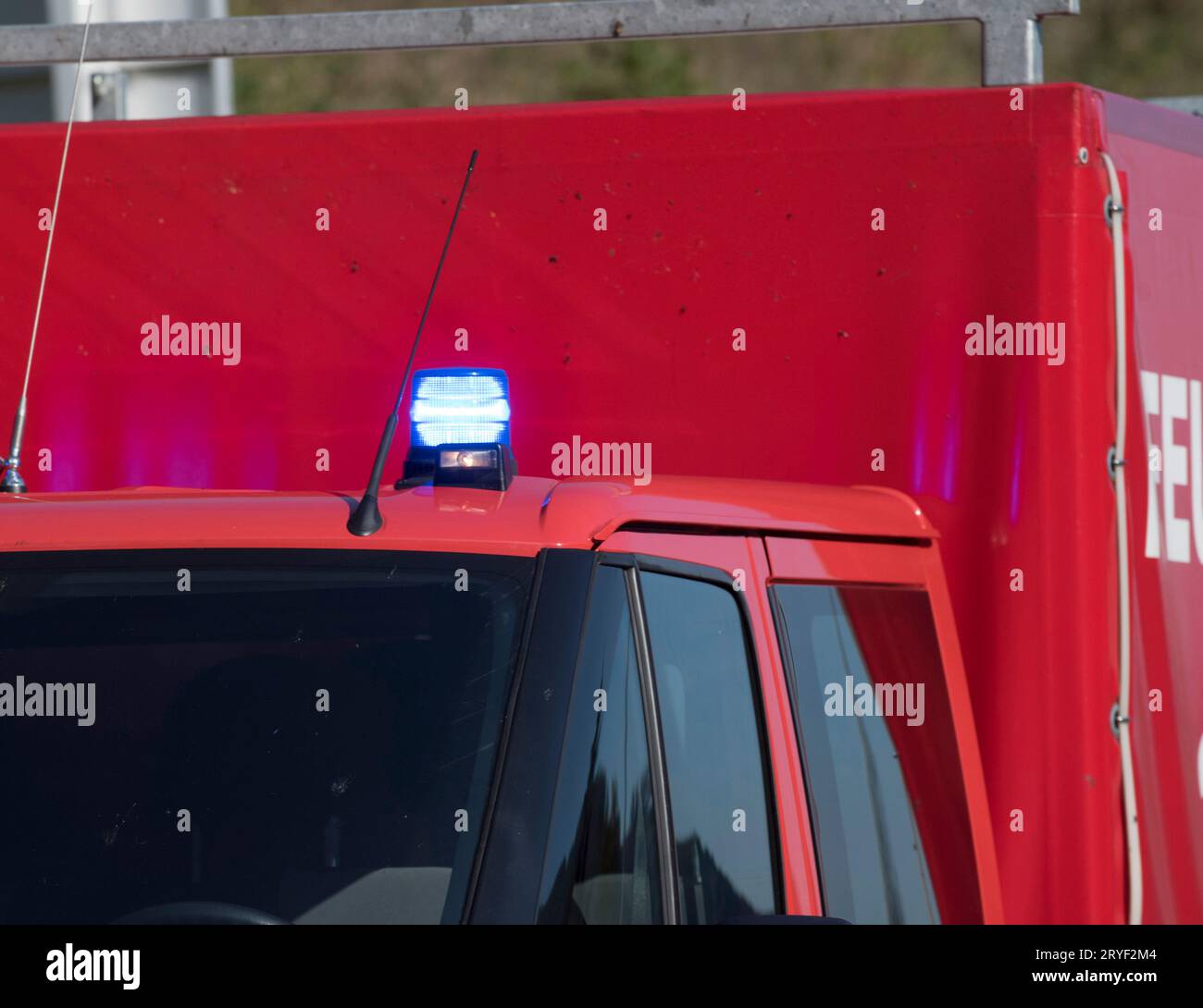 Luce di emergenza blu su un camion dei vigili del fuoco Foto Stock