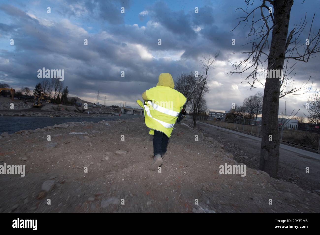 Bambino che indossa un giubbotto giallo Foto Stock