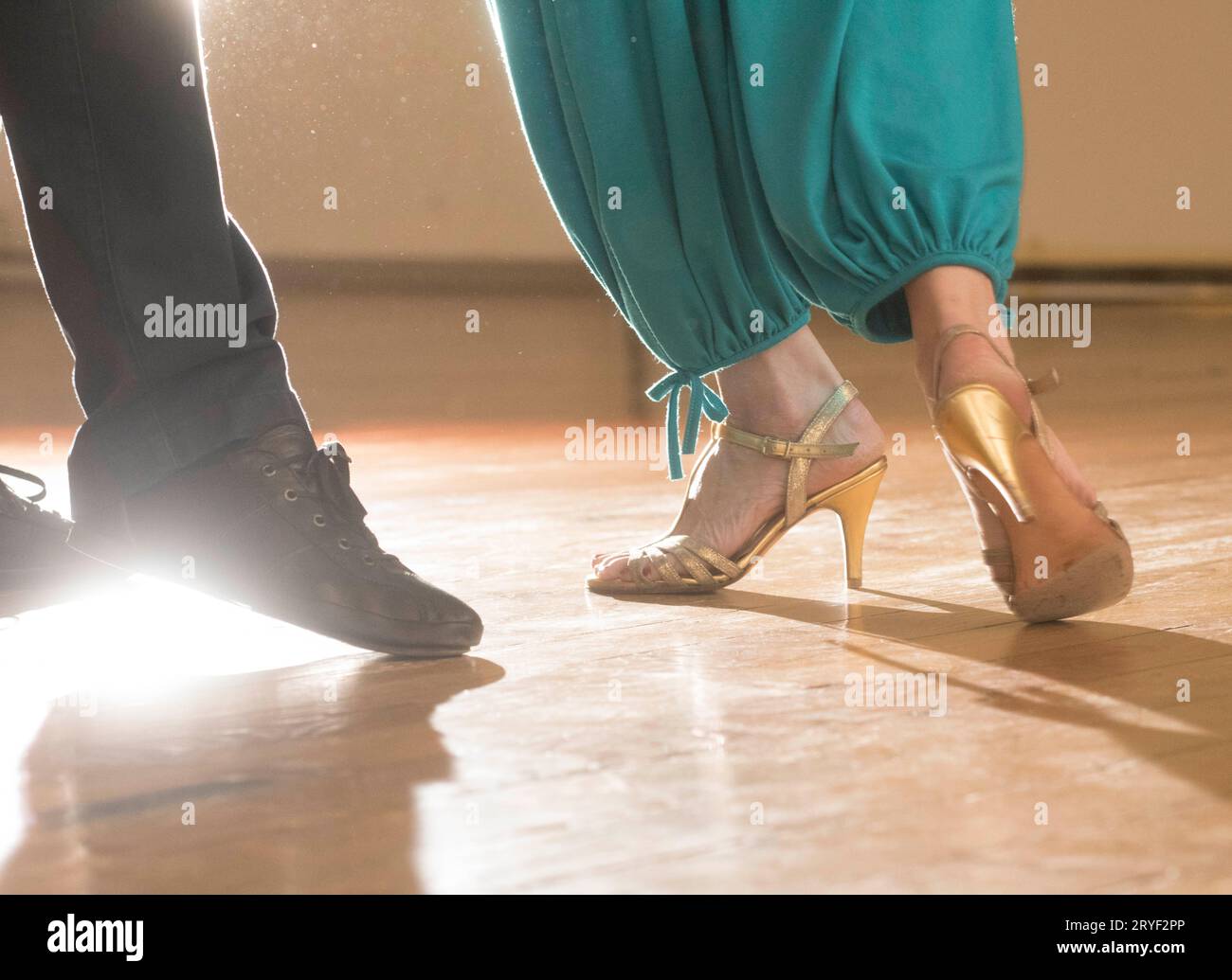 Coppia di Tango che balla in una sala prove Foto Stock