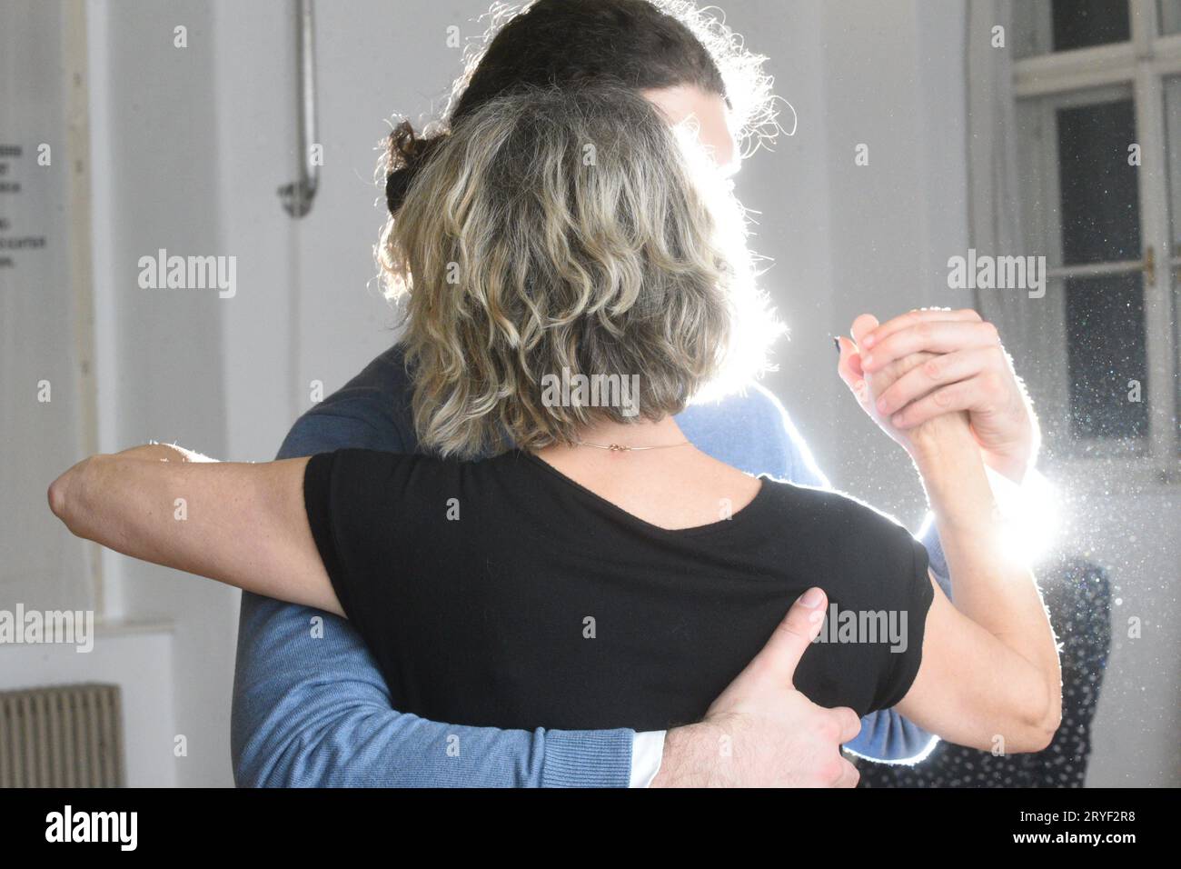 Coppia di Tango che balla in una sala prove Foto Stock