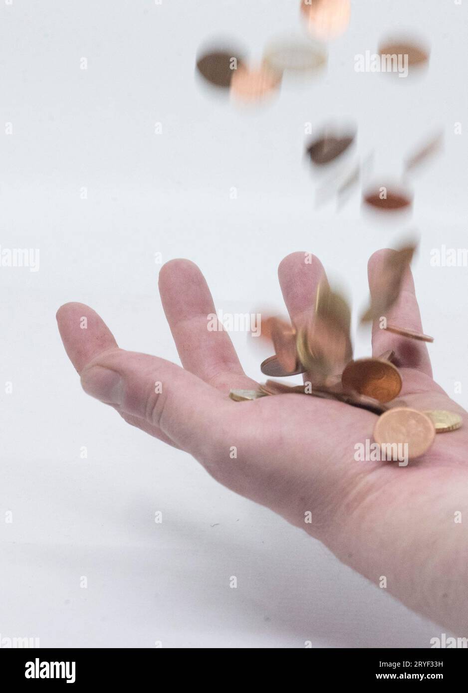 Mano per transazioni in contanti con monete Foto Stock